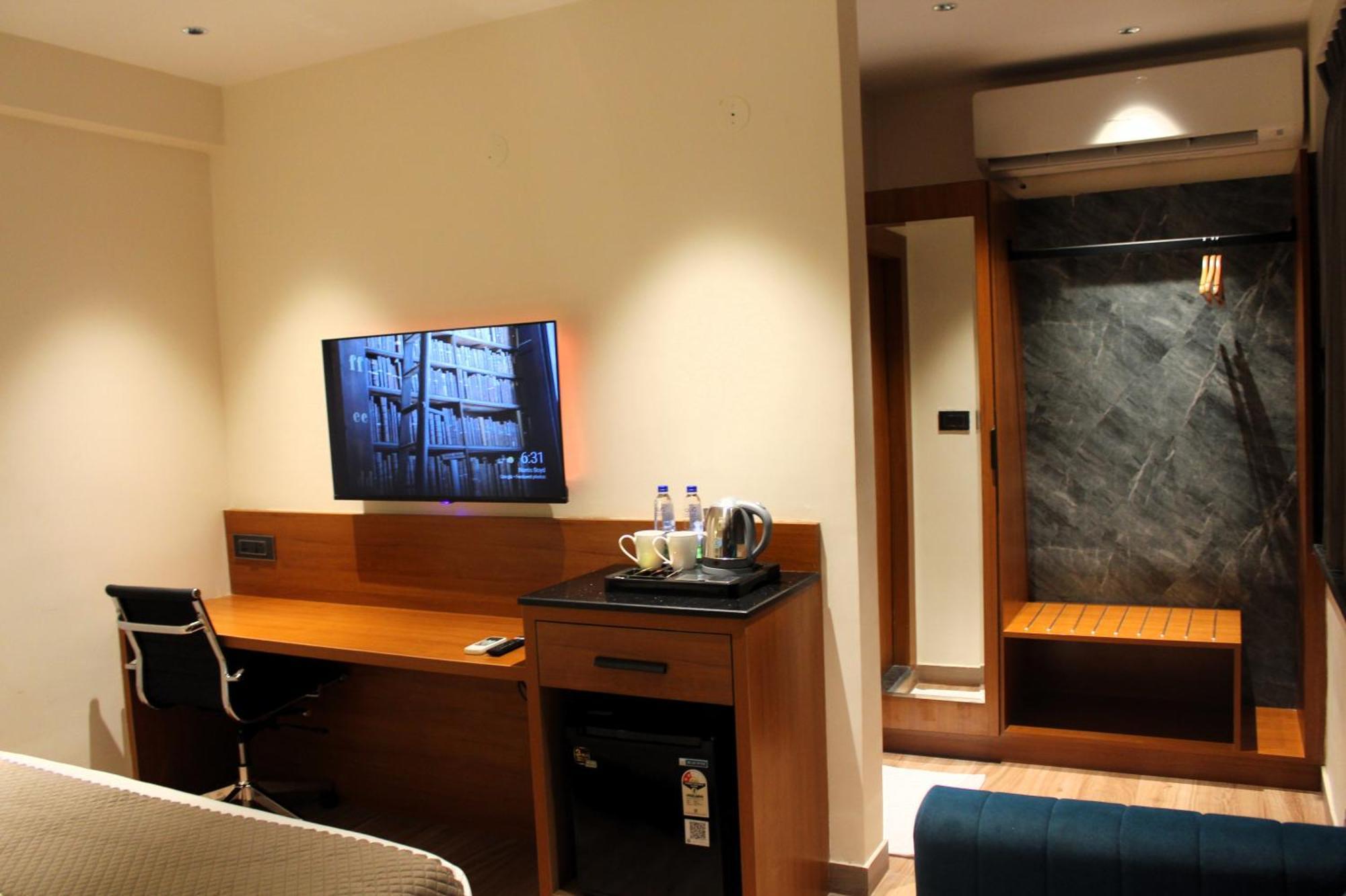 Hotel The Vantage Inn, Near Us Consulate Gachibowli Hyderabad
