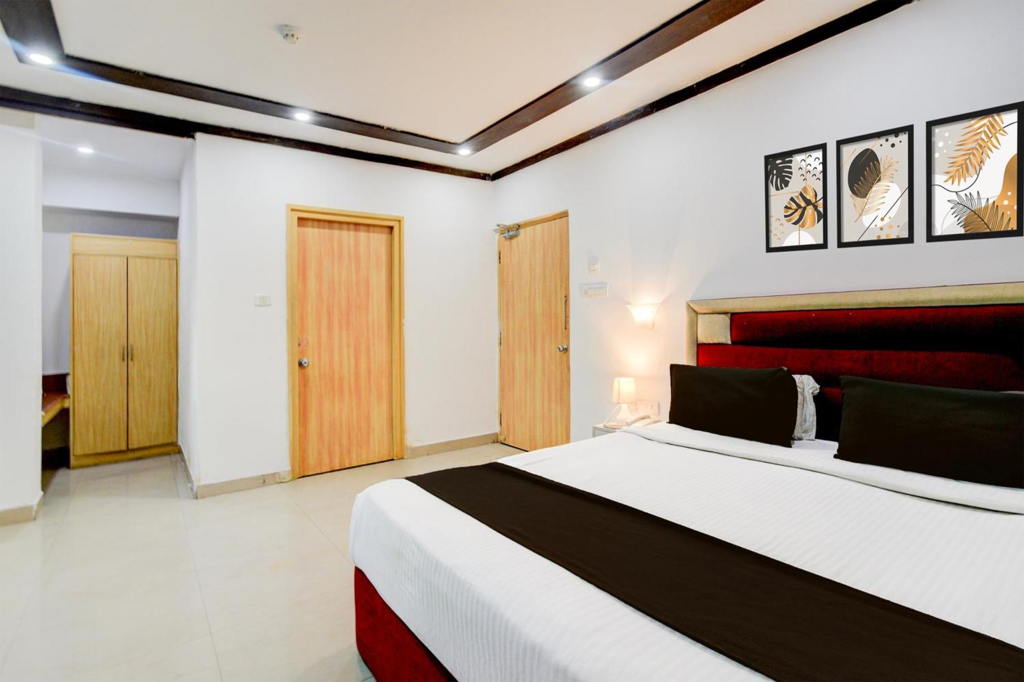 Townhouse Oak Rai Durg Hotel