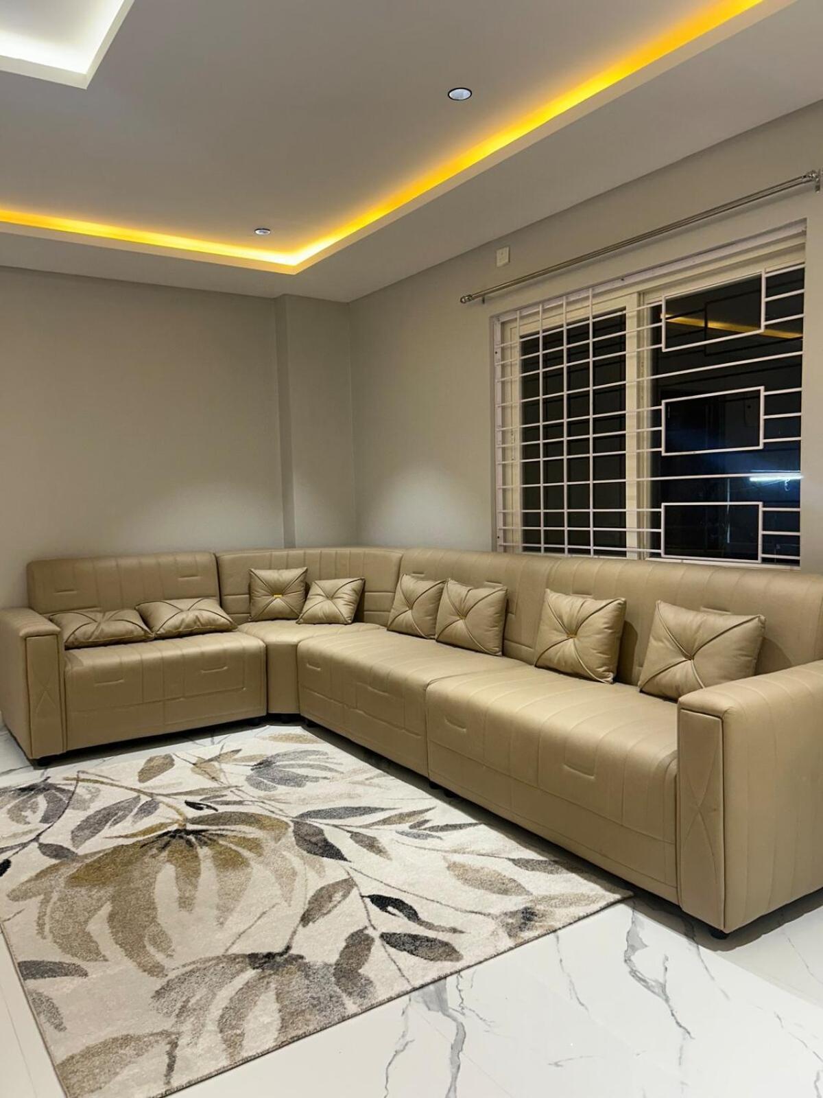 Apartment Luxurious 4bhk At Golden Heights Colonys *
