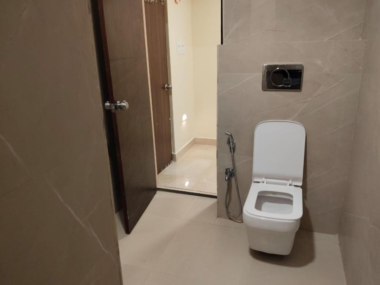 Blossoms The Plaza Residency- Free Lunch Or Dinner- Lakdikapul 3* Hyderabad
