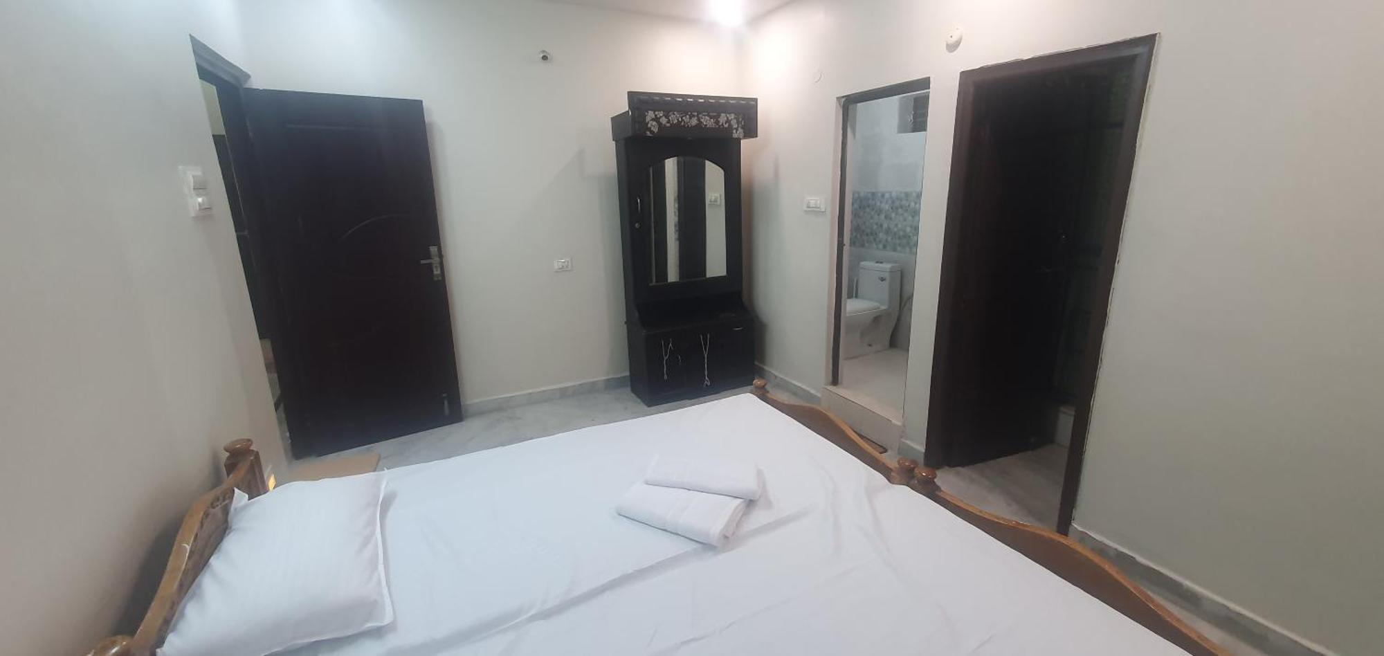 Spacious And Comfortable 3bhk No-ac For Travellers Apartment Hyderabad
