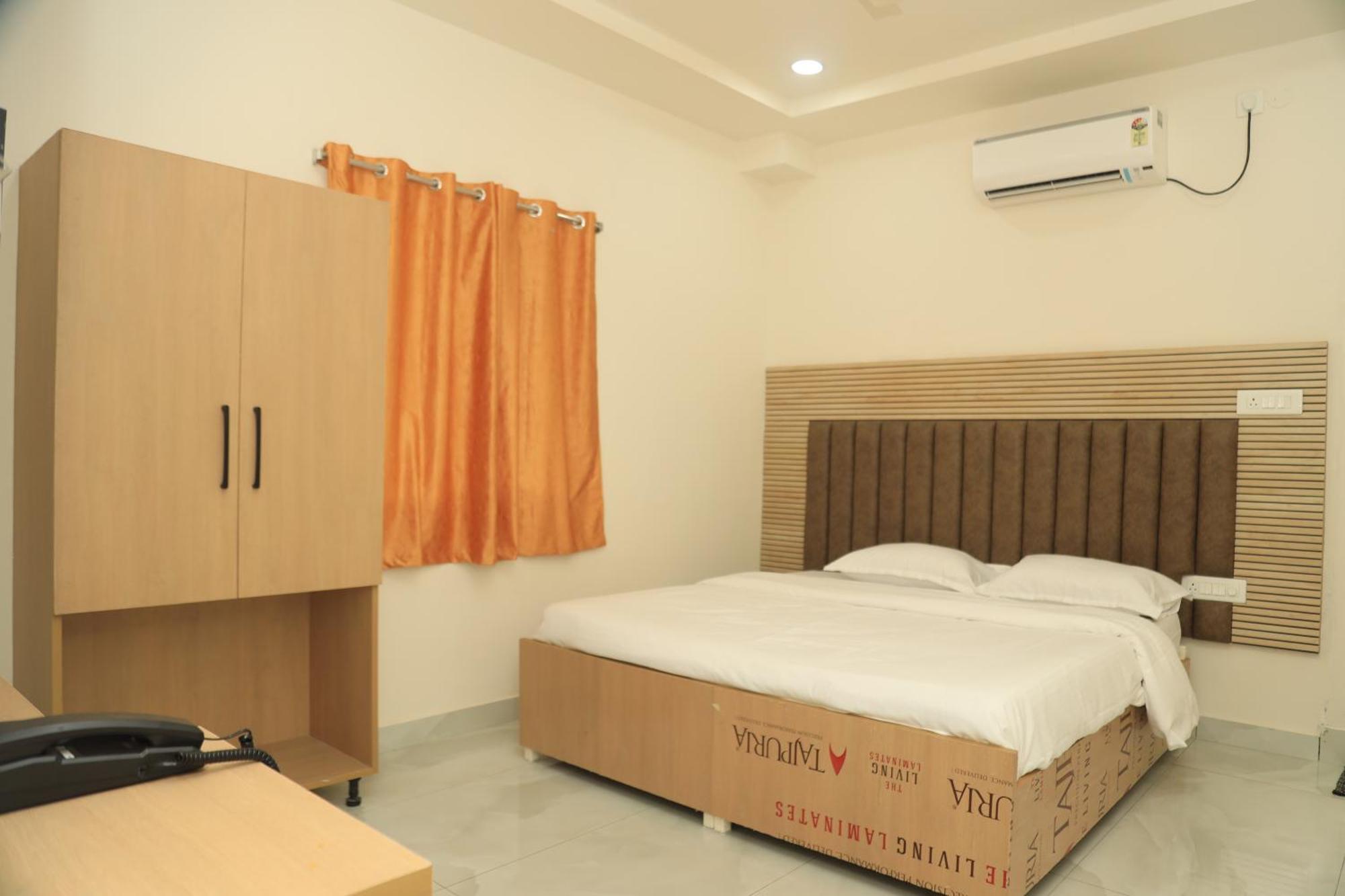Fabhotel Lexus Grand