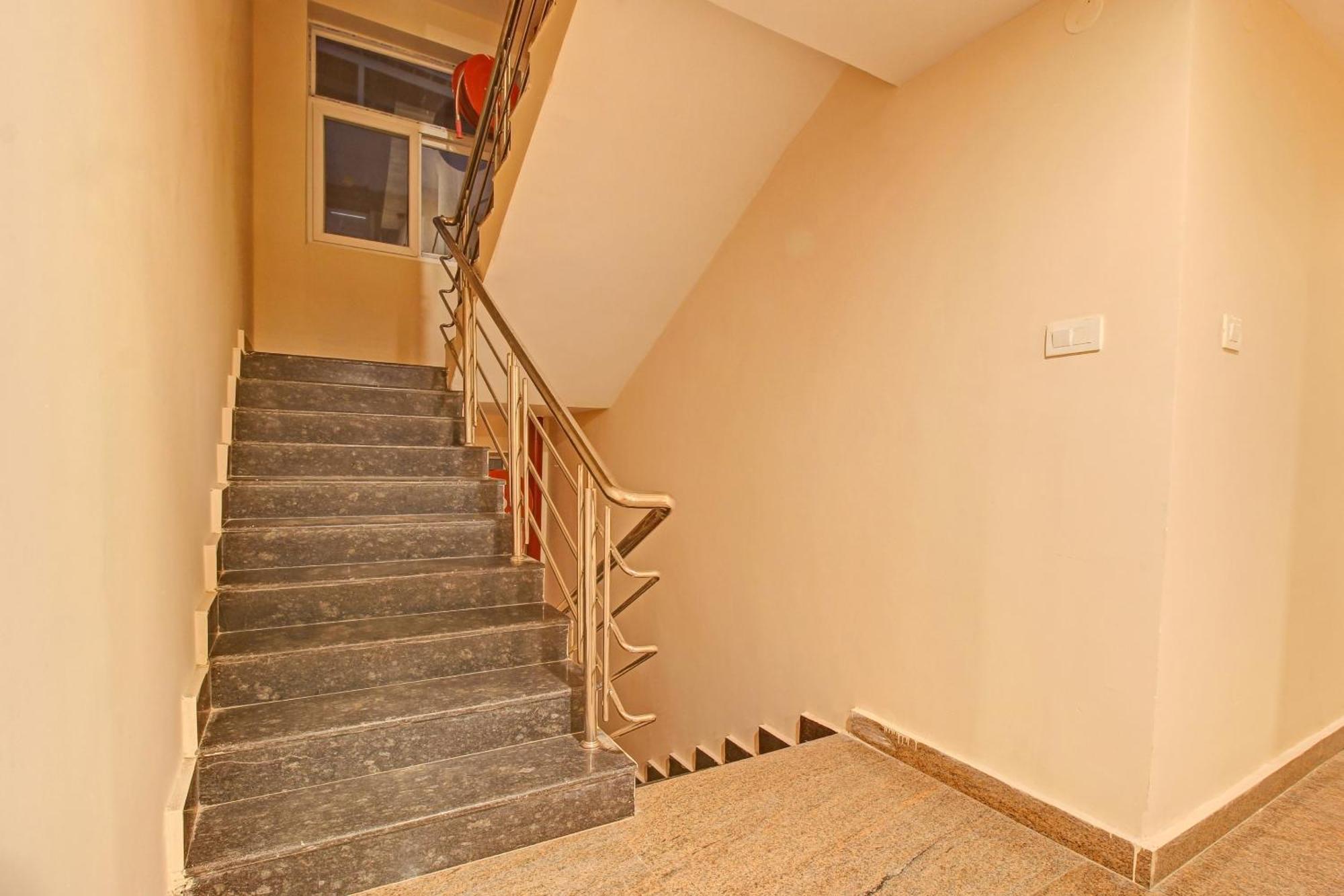 Super Townhouse Whiteridge Gachibowli Near Aig Hospital Hotel 4*