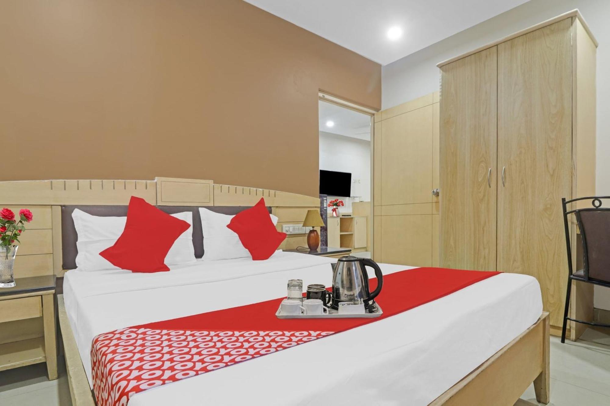 O Padmini Near Lakdikapool Metro Station Hotel 3*