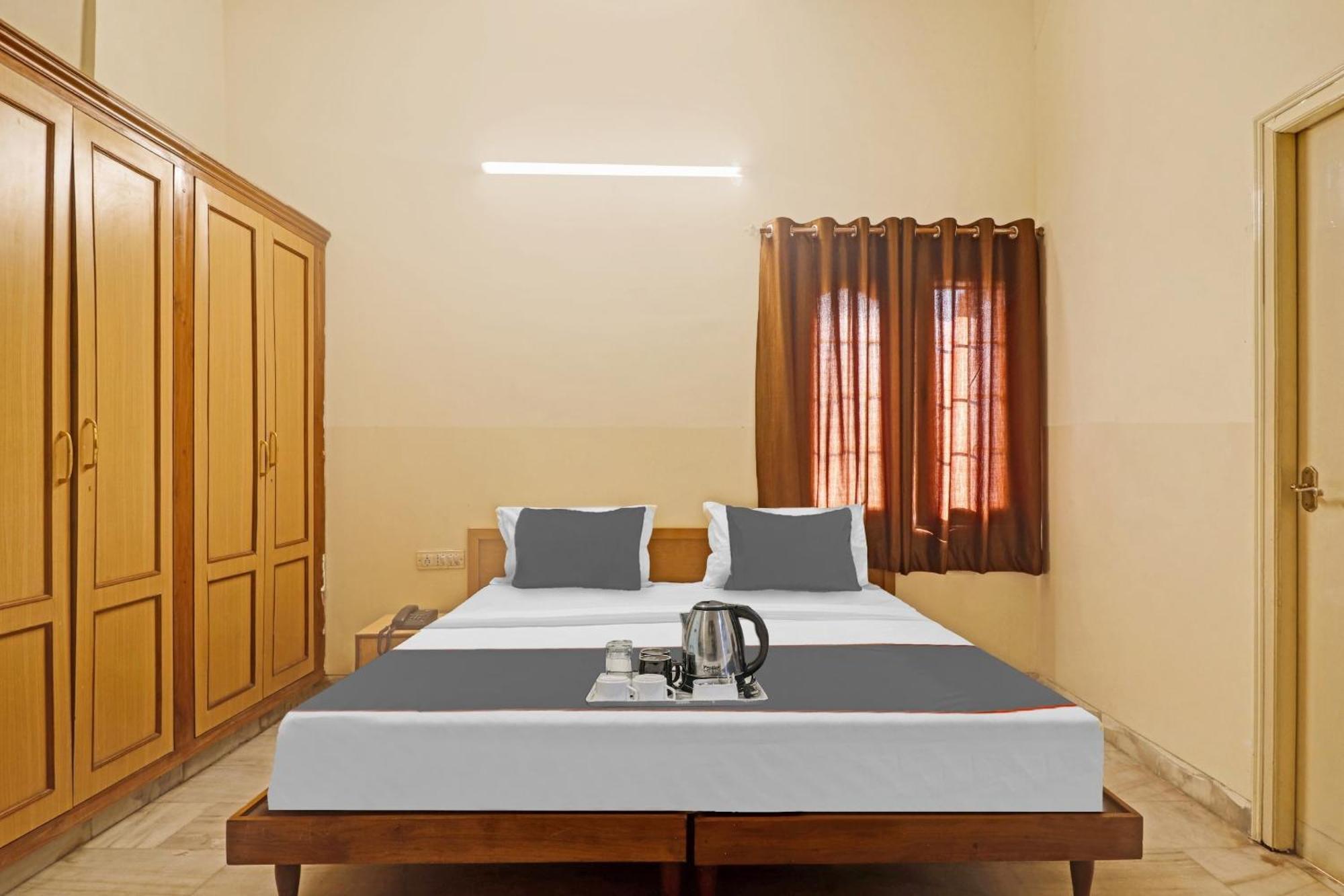 Capital O Samrat Palace Near Nampally Station 3*