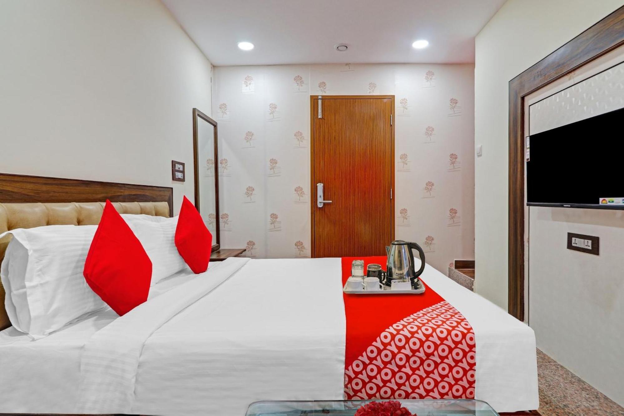 Hotel Heavens Near Rasoolpura Metro Station 3*