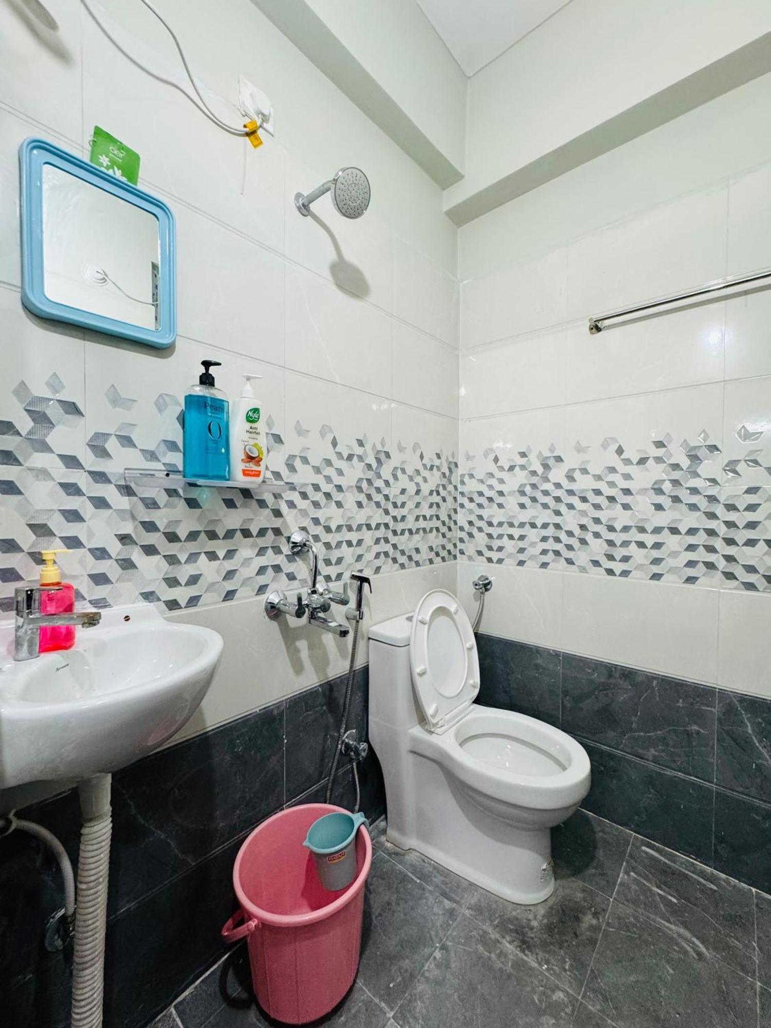 Penthouse Escape 1bhk Park View Flat In Kondapur *