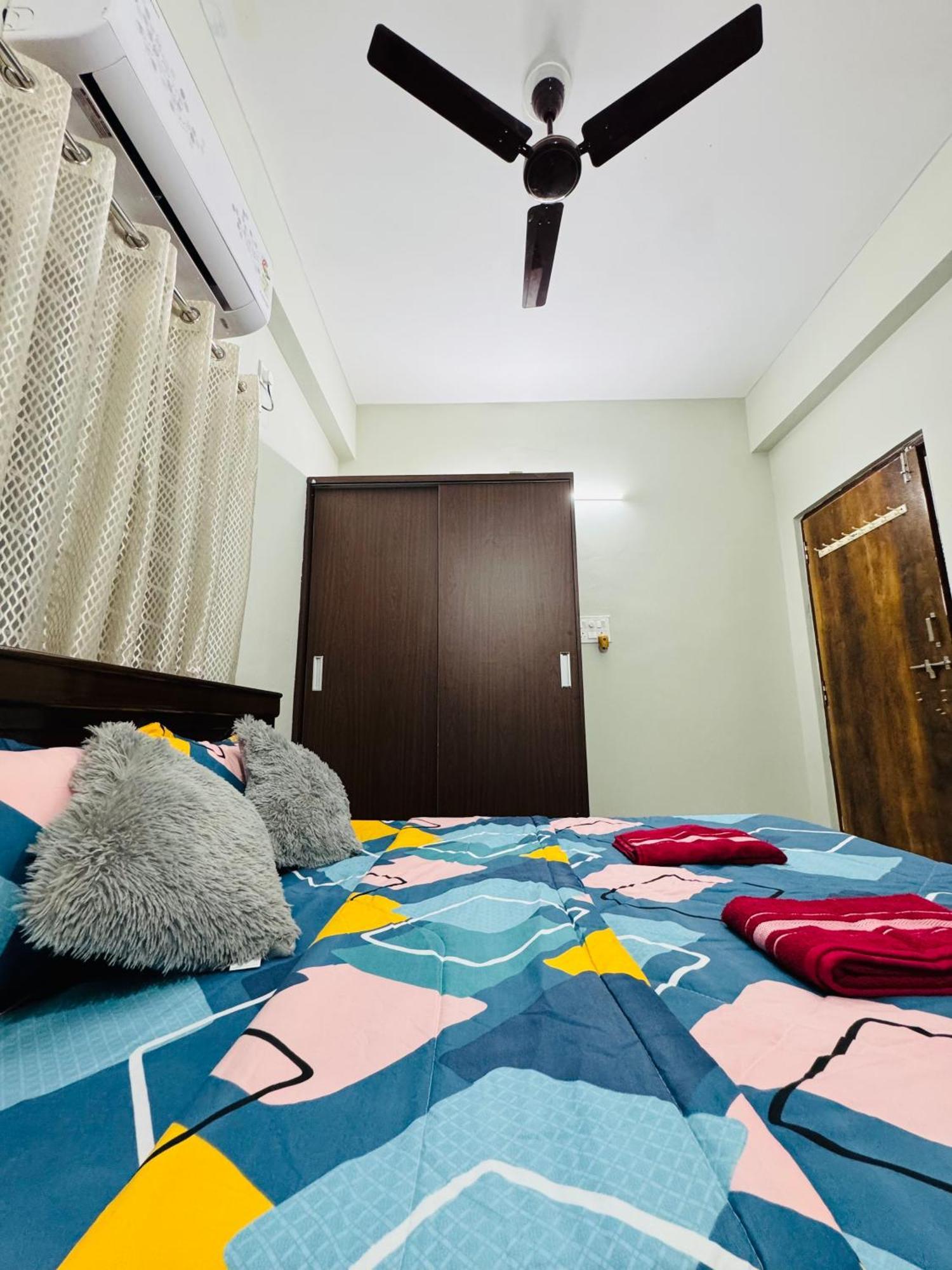 Penthouse Escape 1bhk Park View Flat In Kondapur Apartment