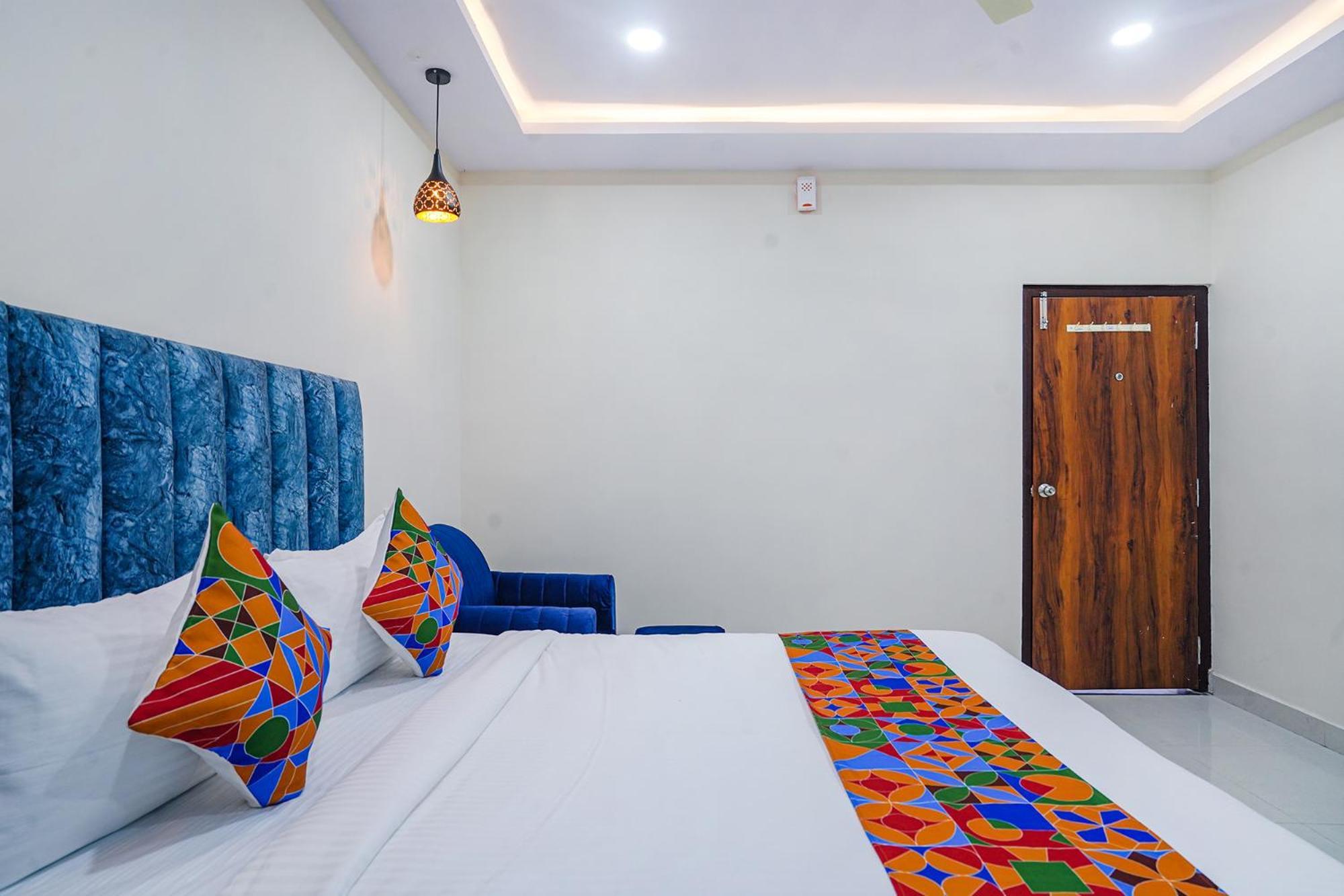 Fabhotel Grand Broholic - Hitech