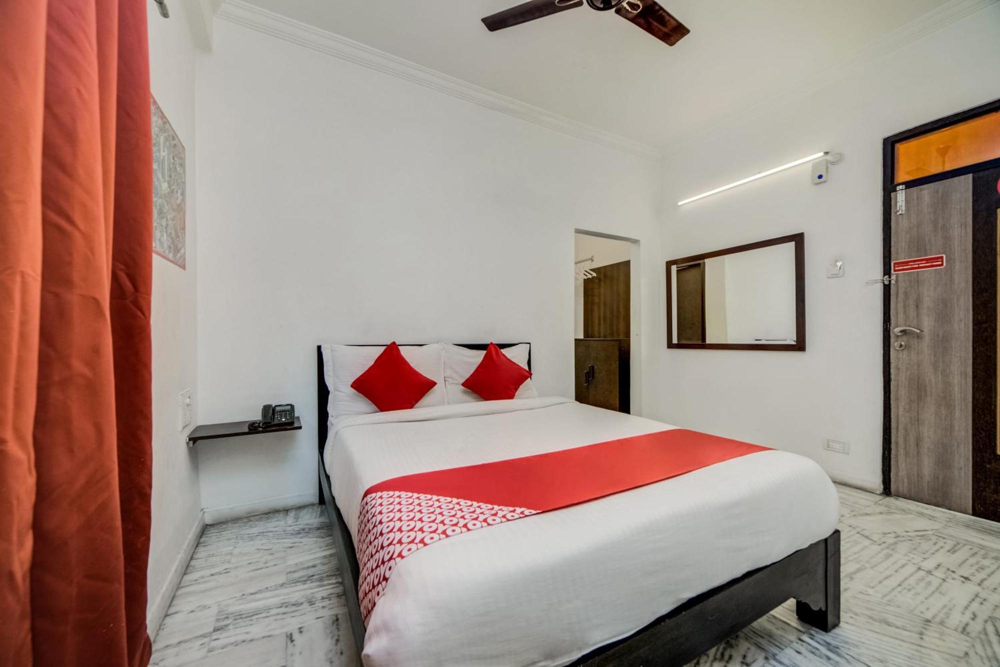 O Jntu College Near Lulu Mall, Kphb Colony. Hotel