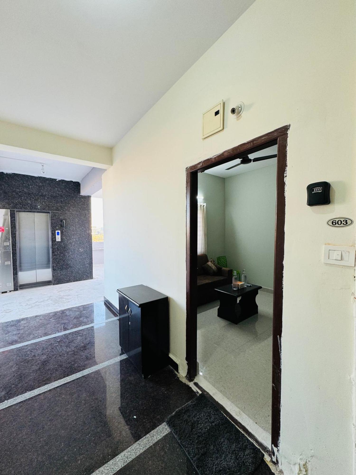 Penthouse Escape 1bhk Park View Flat In Kondapur *