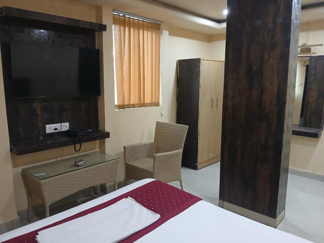 Blossoms Inn- Lakdikapul Hotel
