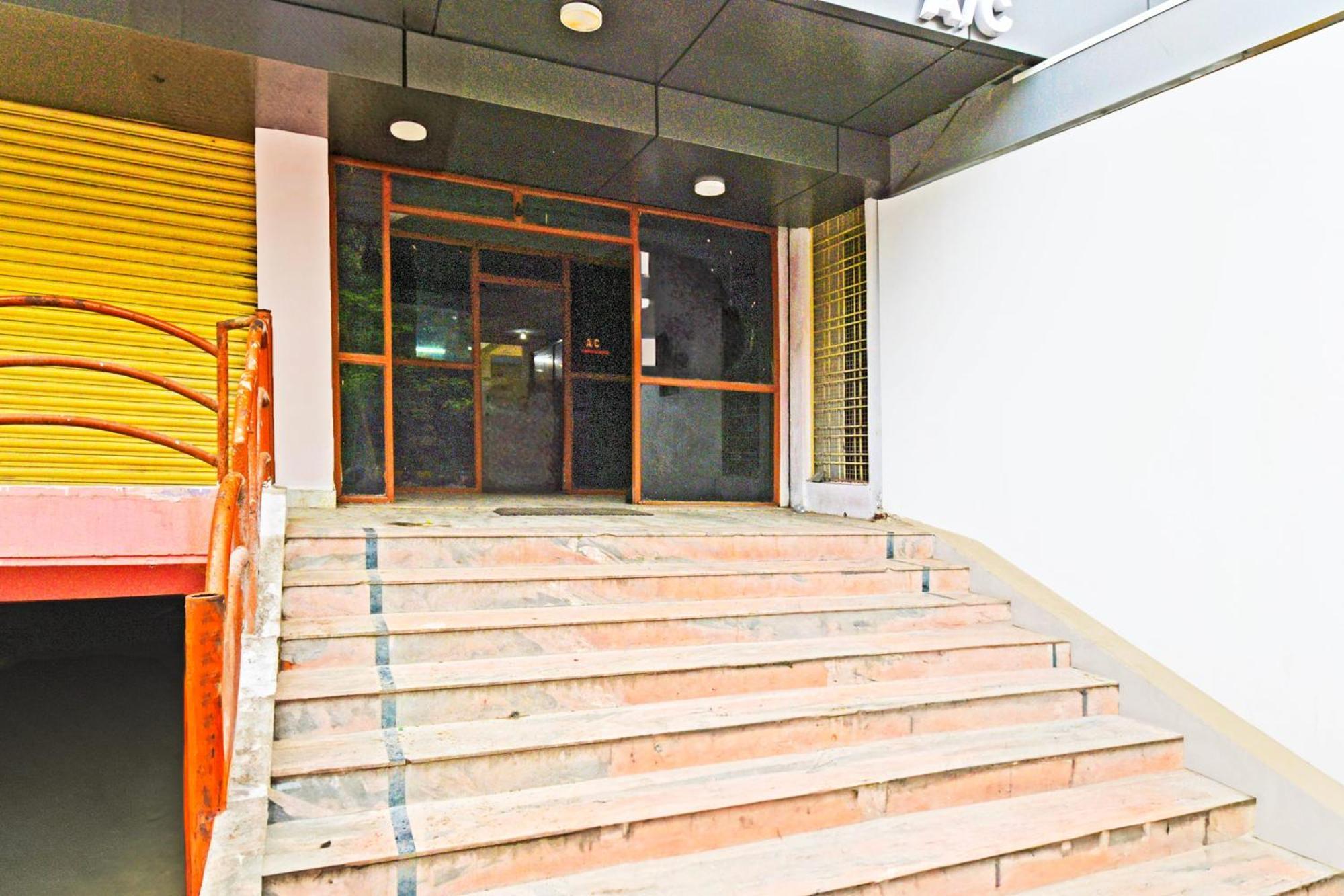 Hotel Super Collection O Sanath Nagar Near Railway Station 3*