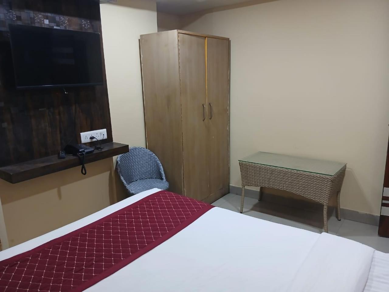 Hotel Blossoms Inn- Lakdikapul