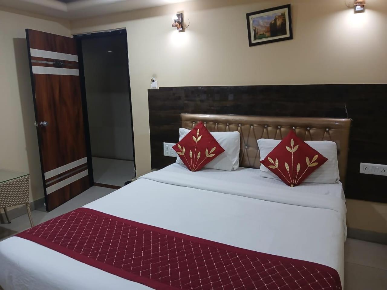 Blossoms Inn- Lakdikapul Hotel