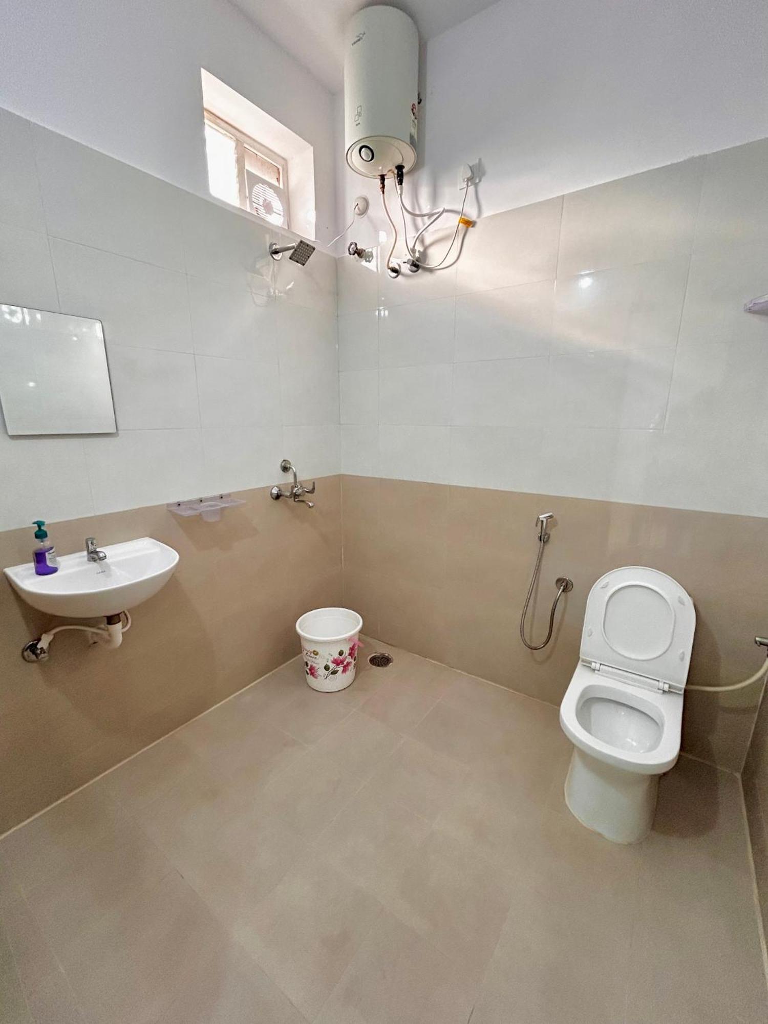 Mee Homes Madhapur Family Fully Furnished 2 Bhk Premium Flats 201
