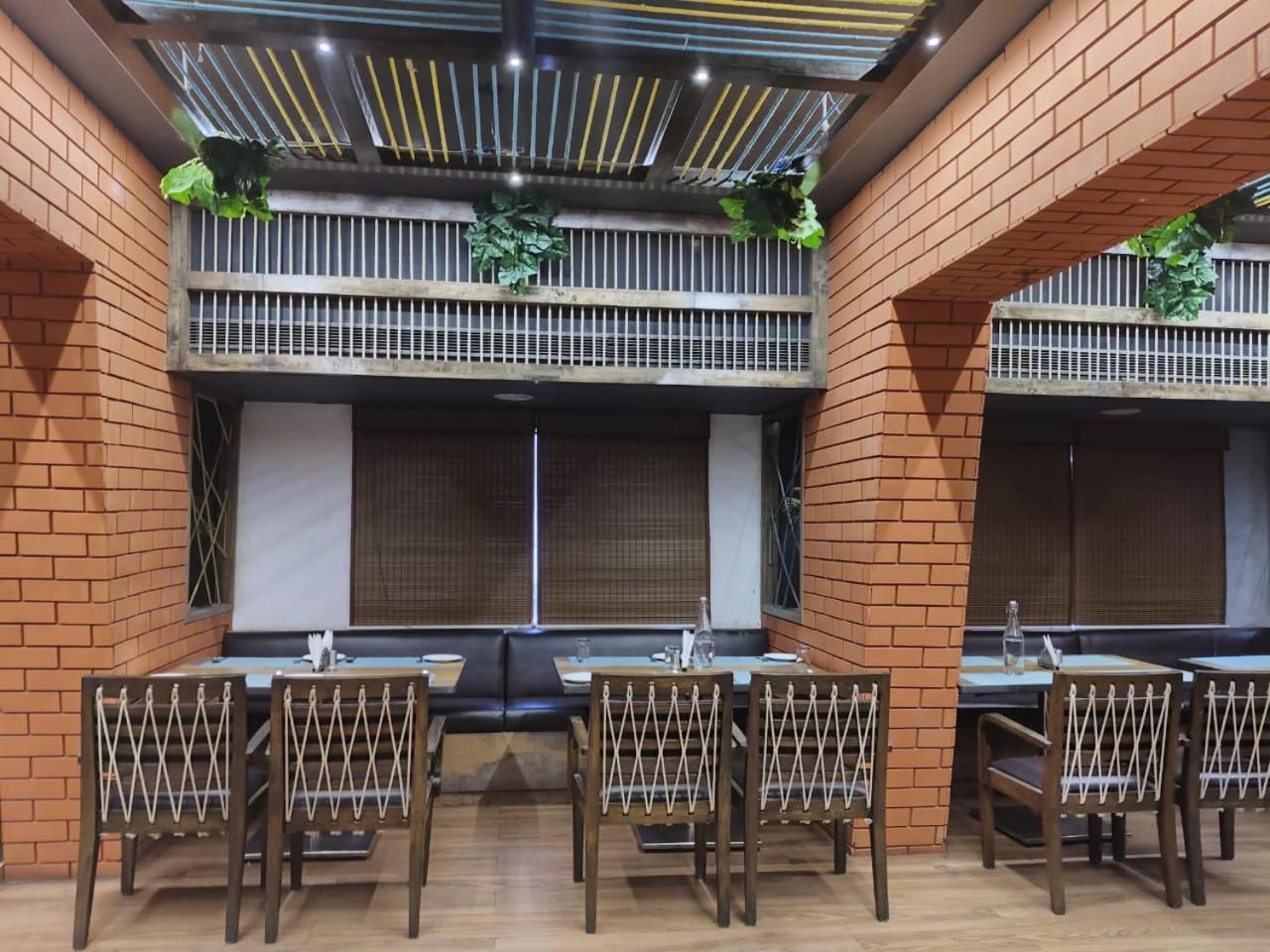 Eastin De Royale