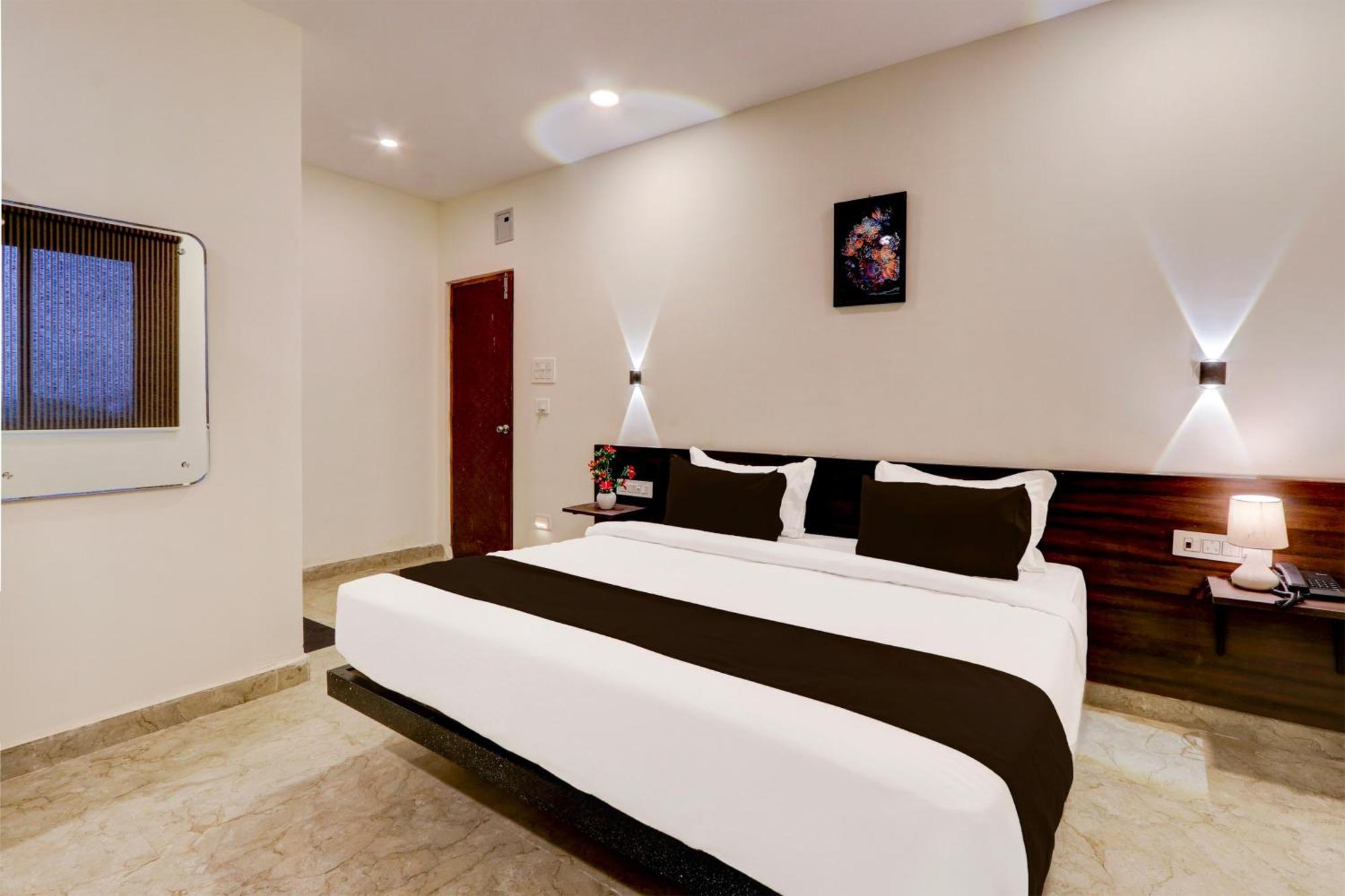 Townhouse Oak Bhooja Hotel 4*