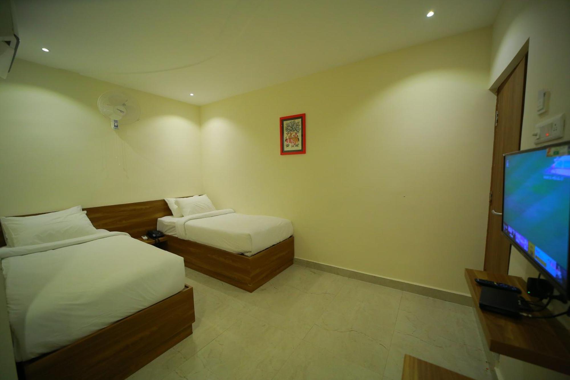 Hotel Dhruv Elite And Banquets 3*