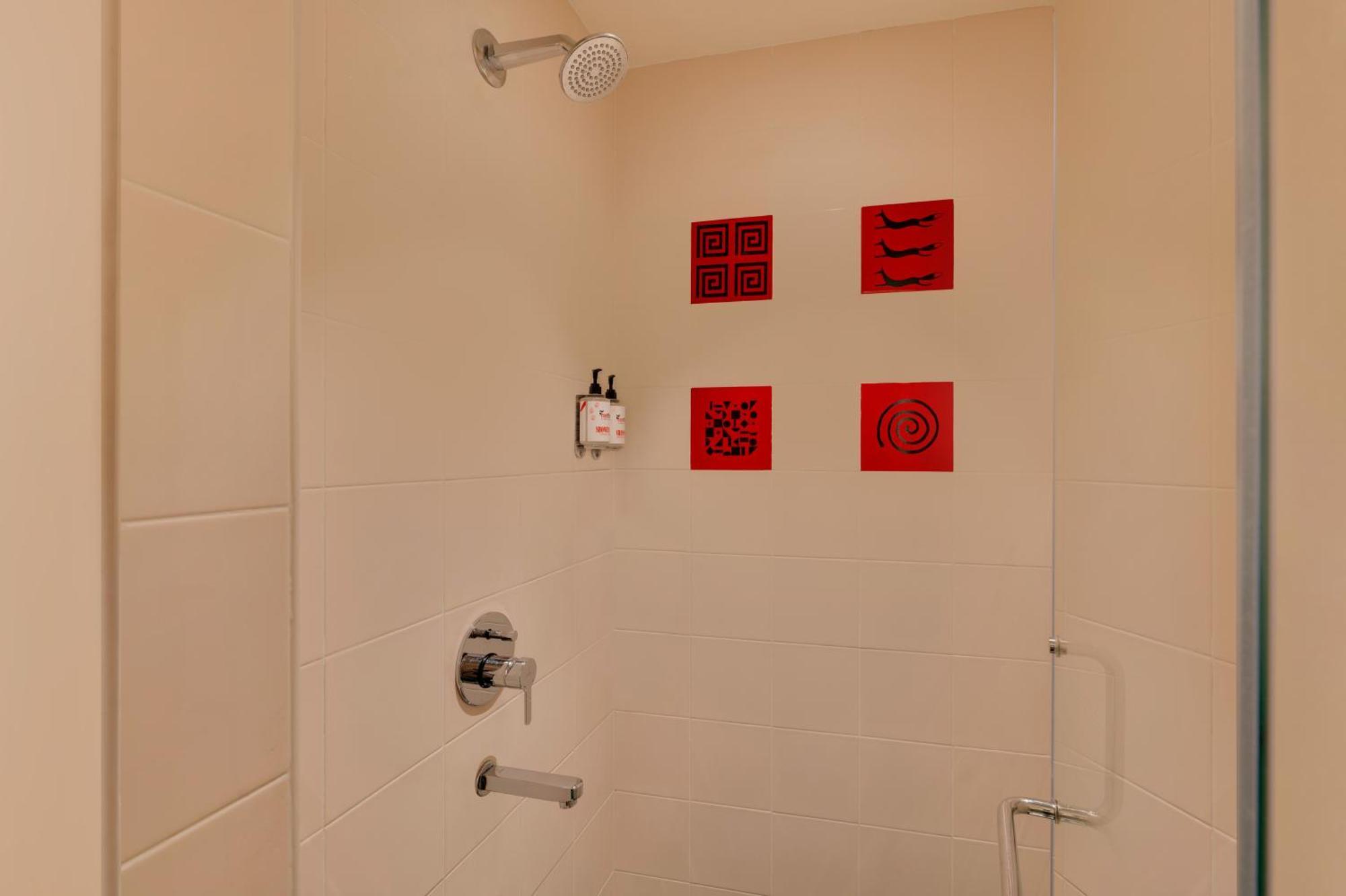 Red Fox By Lemon Tree Hotels, Hotel