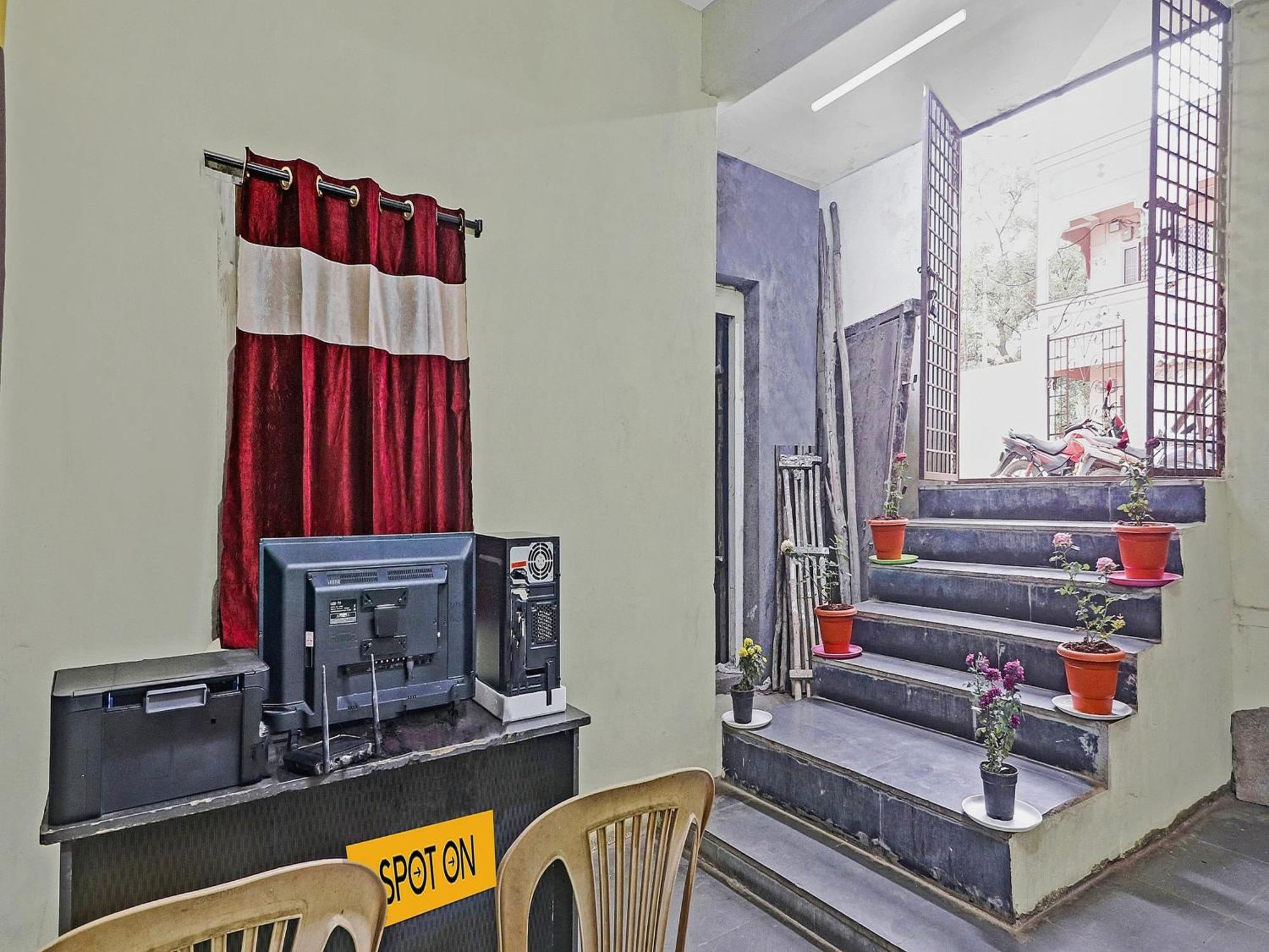 Hotel O Sree Krishna 2*
