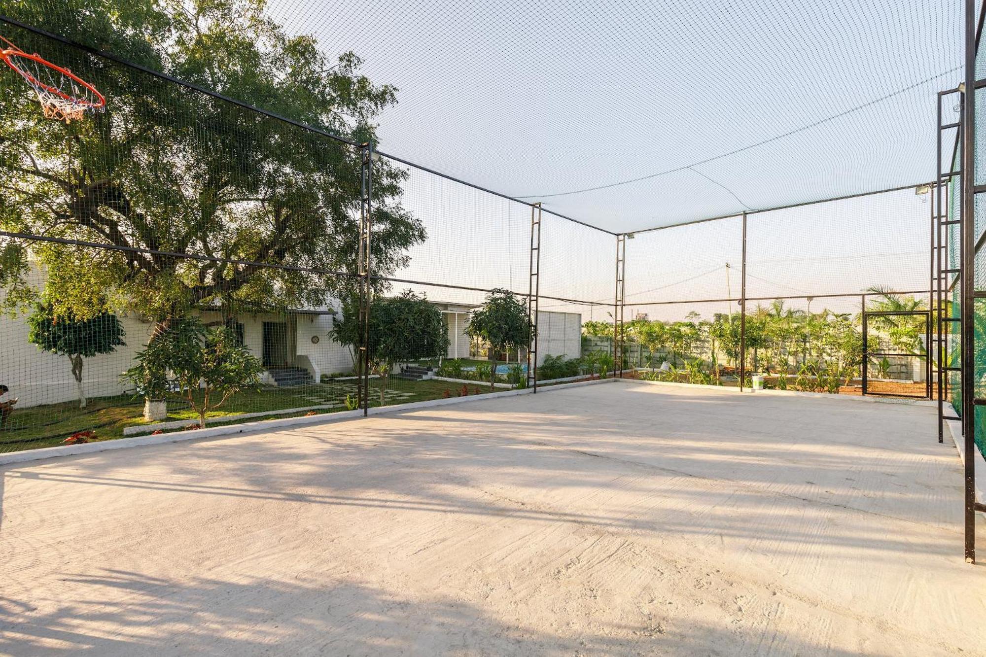 Serene Retreat By Stayjadepoolbasketball Court Hyderabad