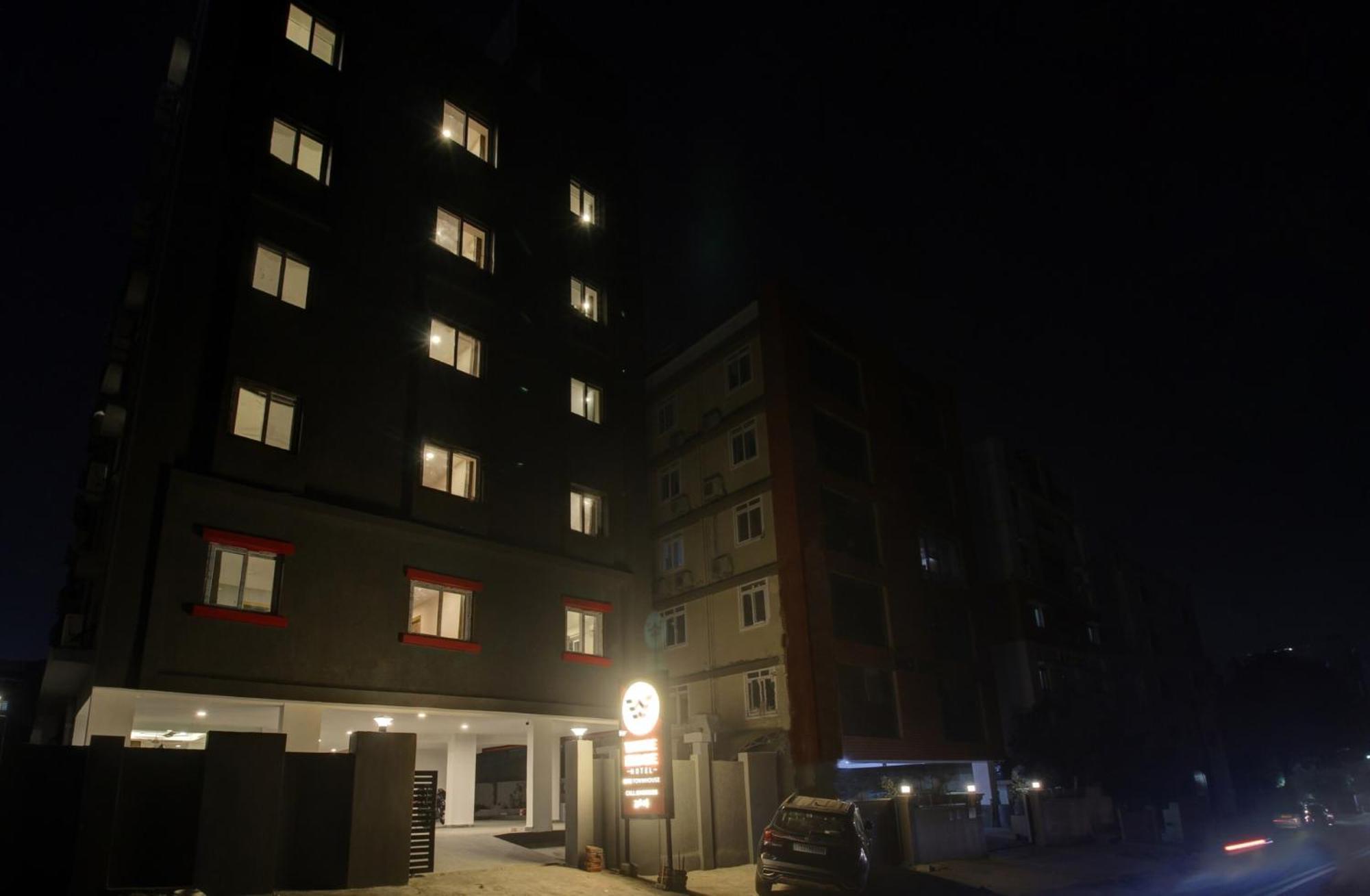 Super Townhouse Whiteridge Gachibowli Near Aig Hospital Hyderabad