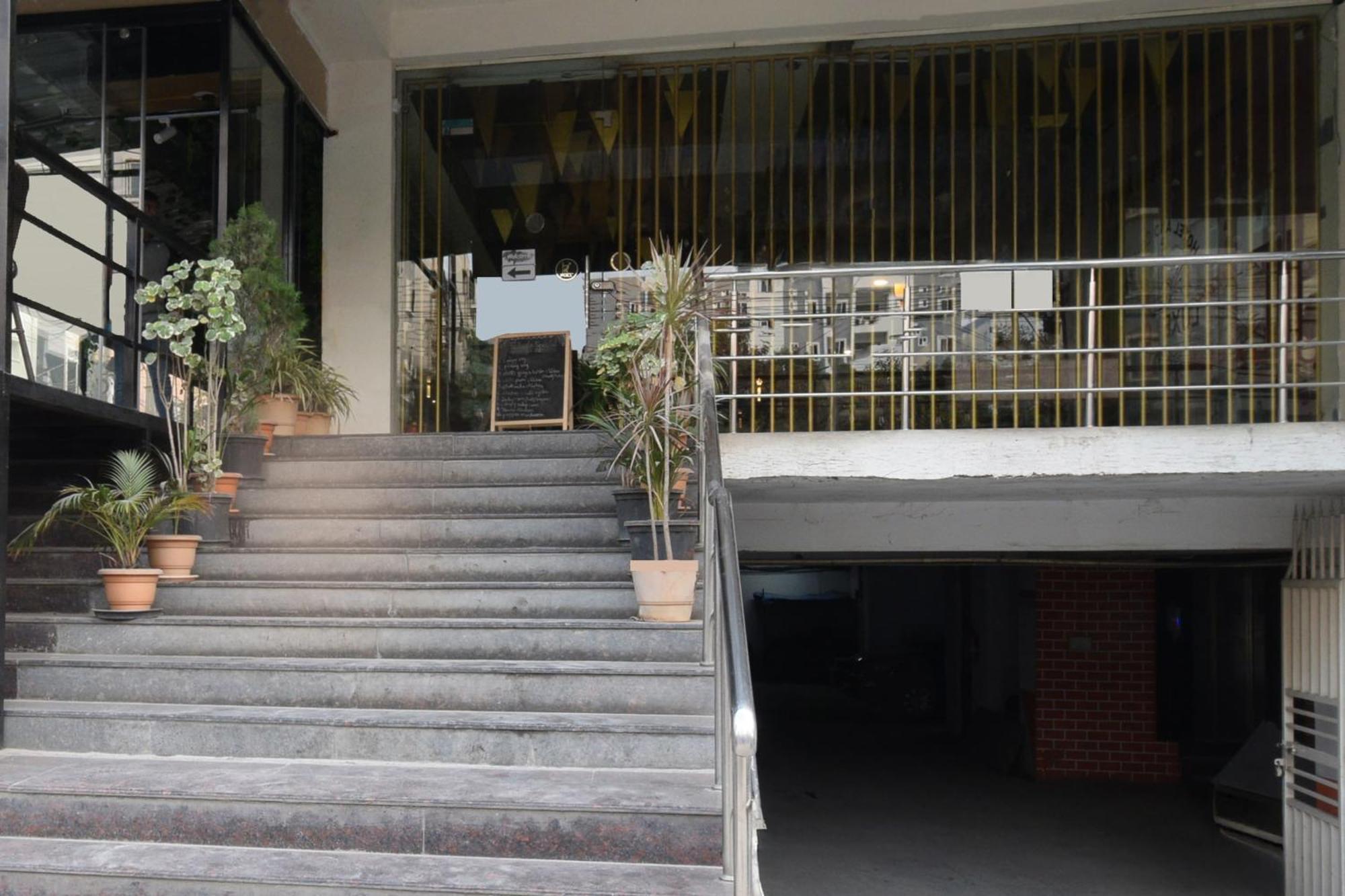 Super Townhouse Madhapur 100 Feet Road Formerly Jkc Grand Hotel