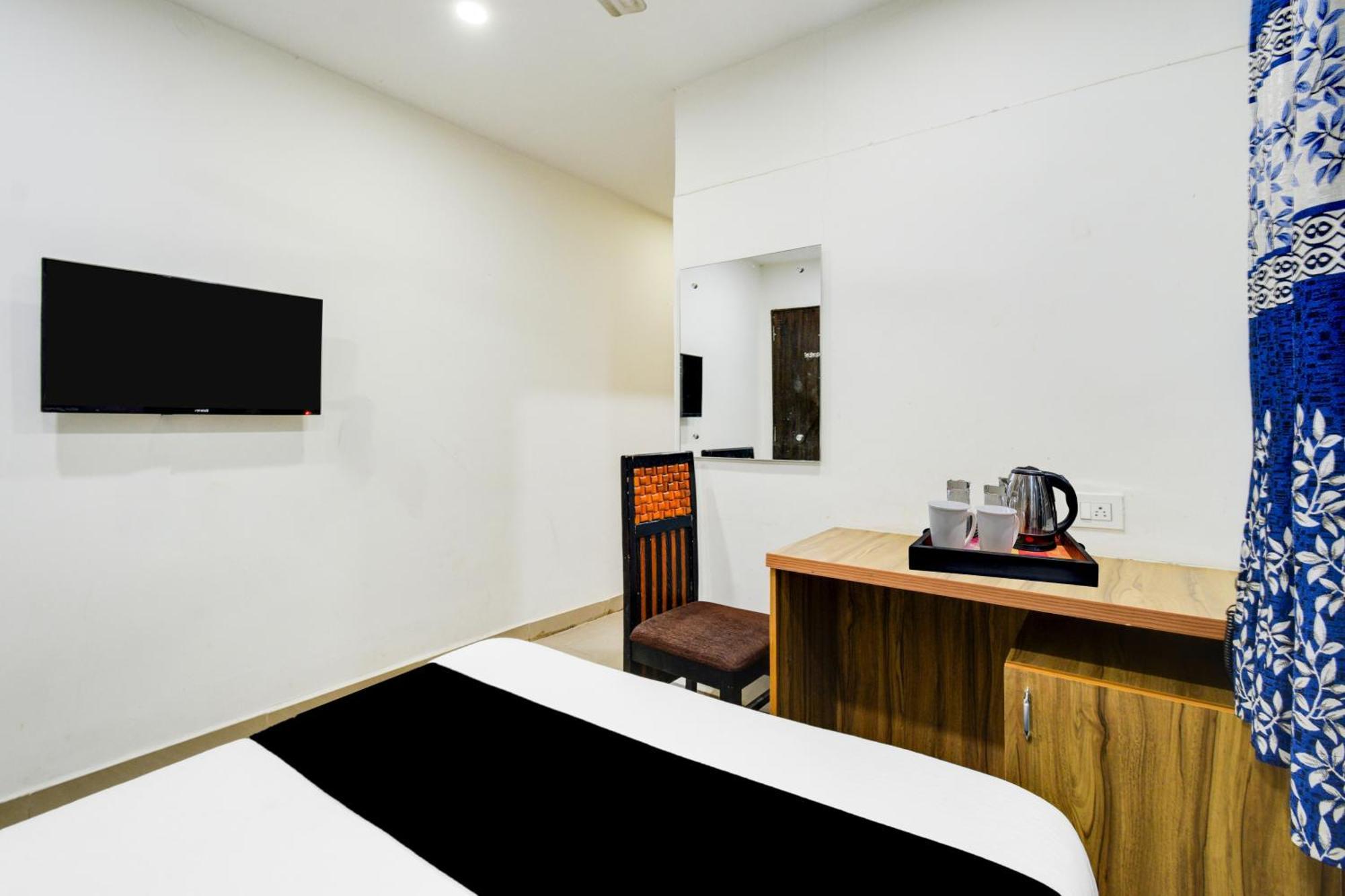 Super Townhouse Madhapur 100 Feet Road Formerly Jkc Grand Hotel