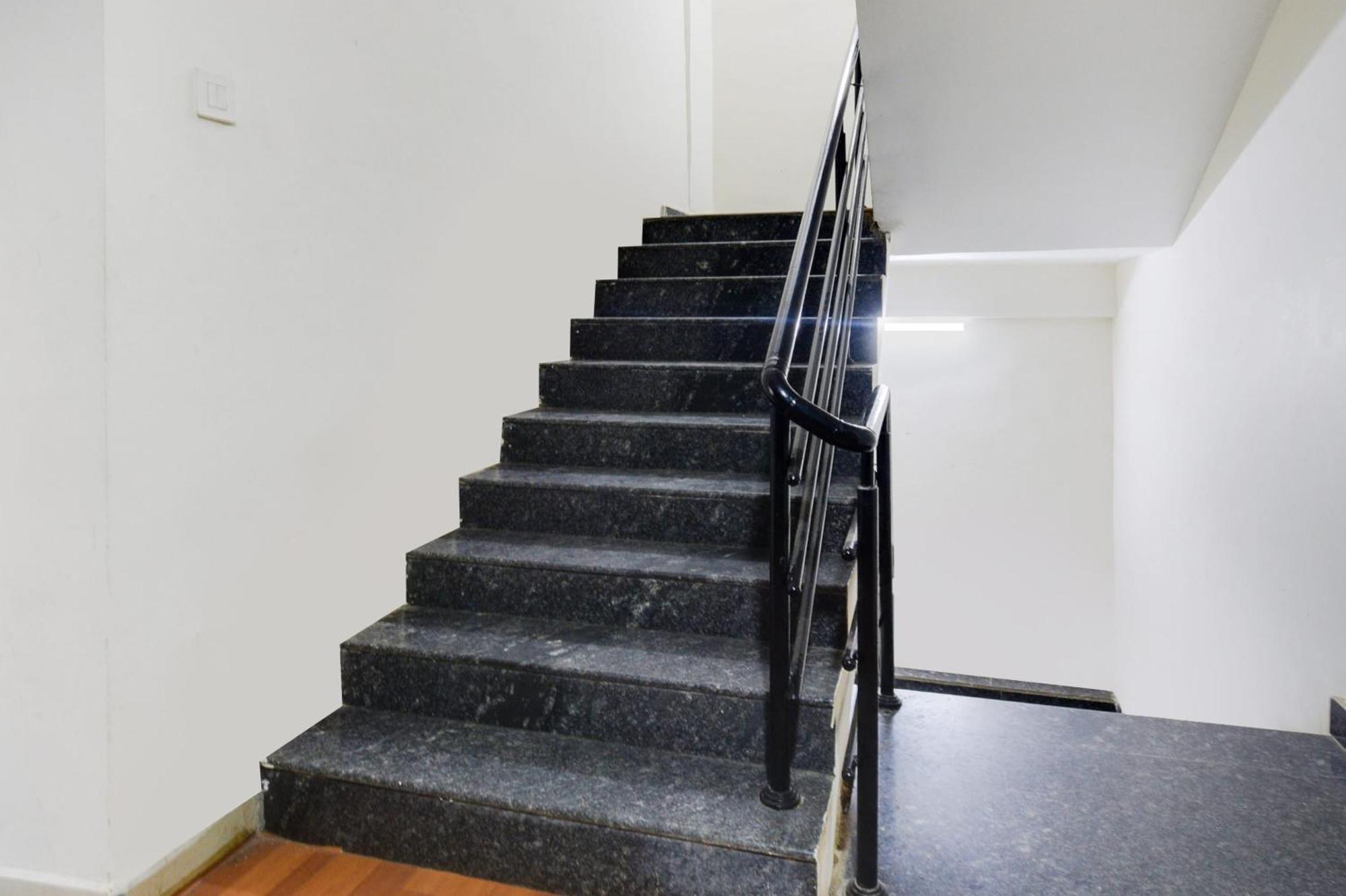 Super Townhouse Madhapur 100 Feet Road Formerly Jkc Grand Hotel