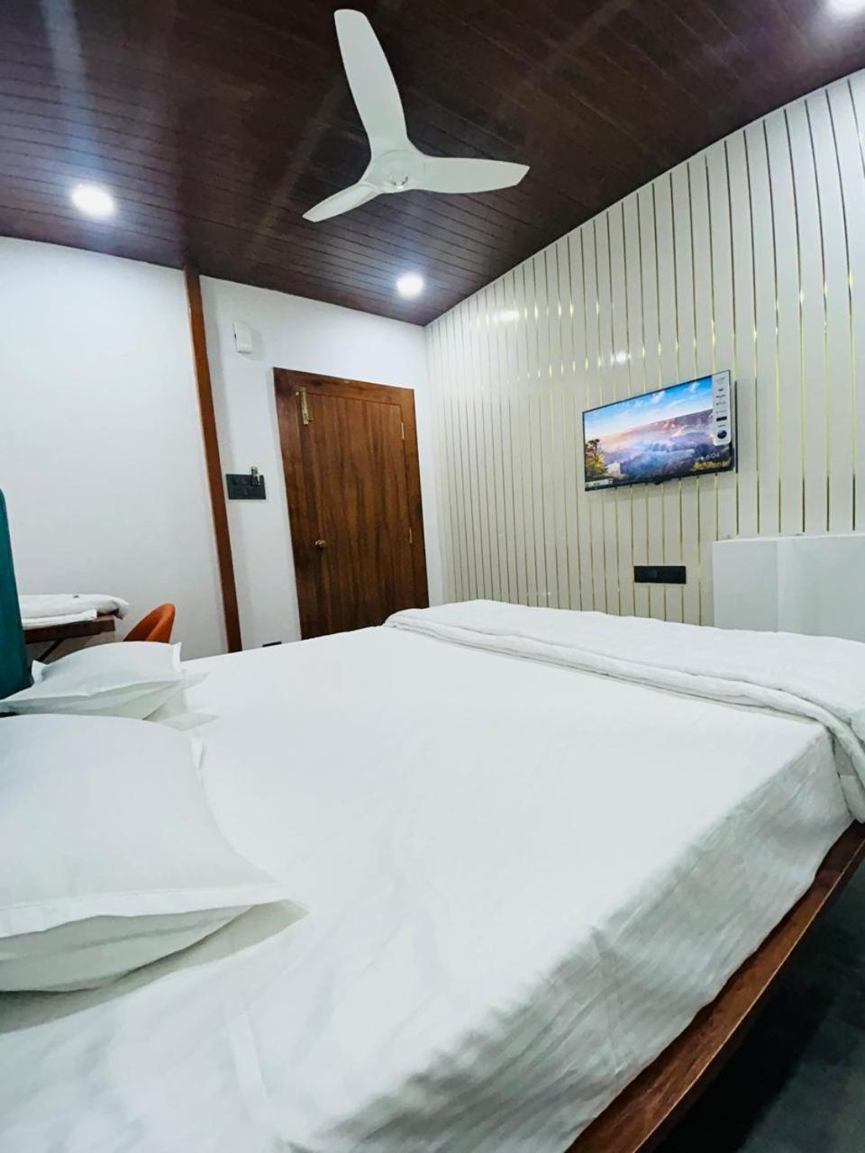 M Hyatt Hotel 3*