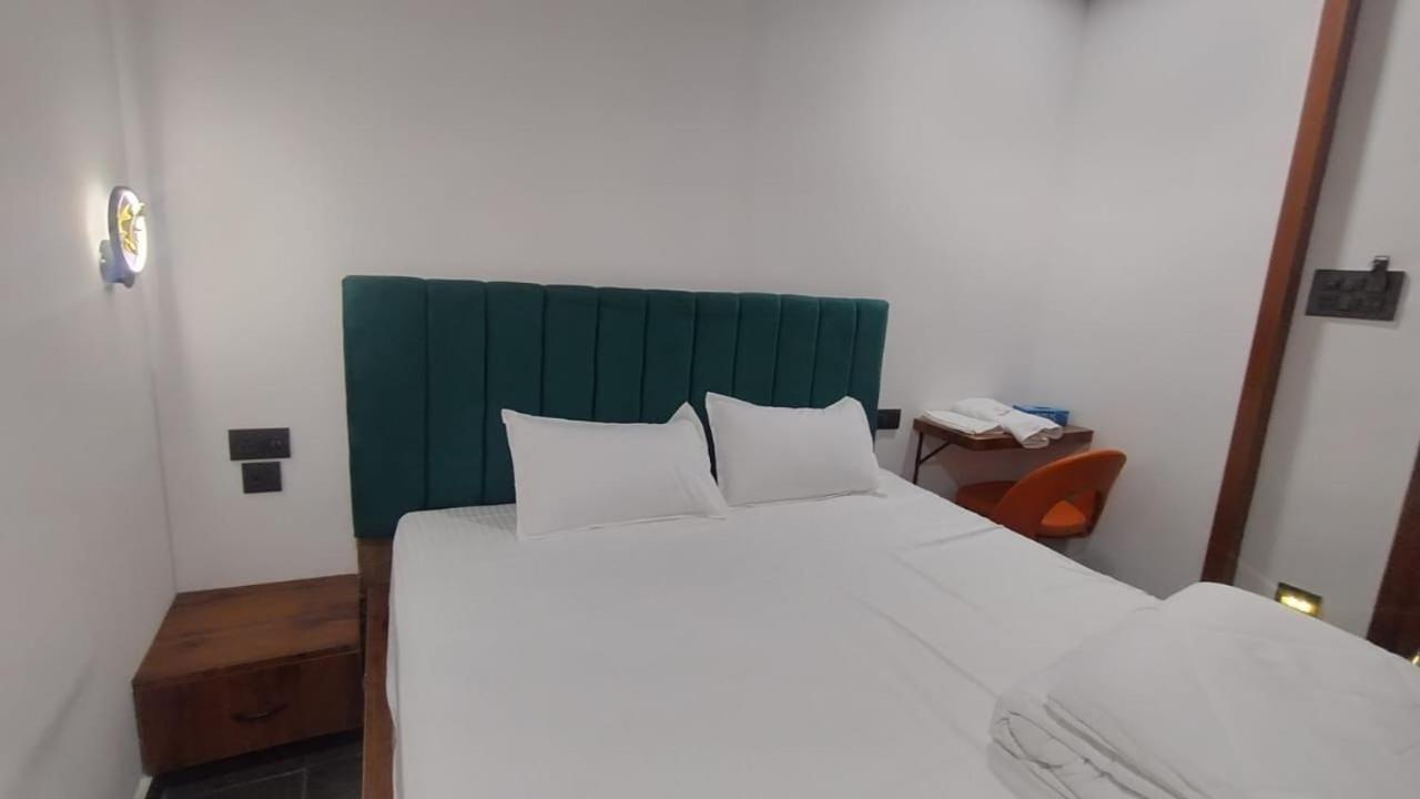 M Hyatt Hotel 3*