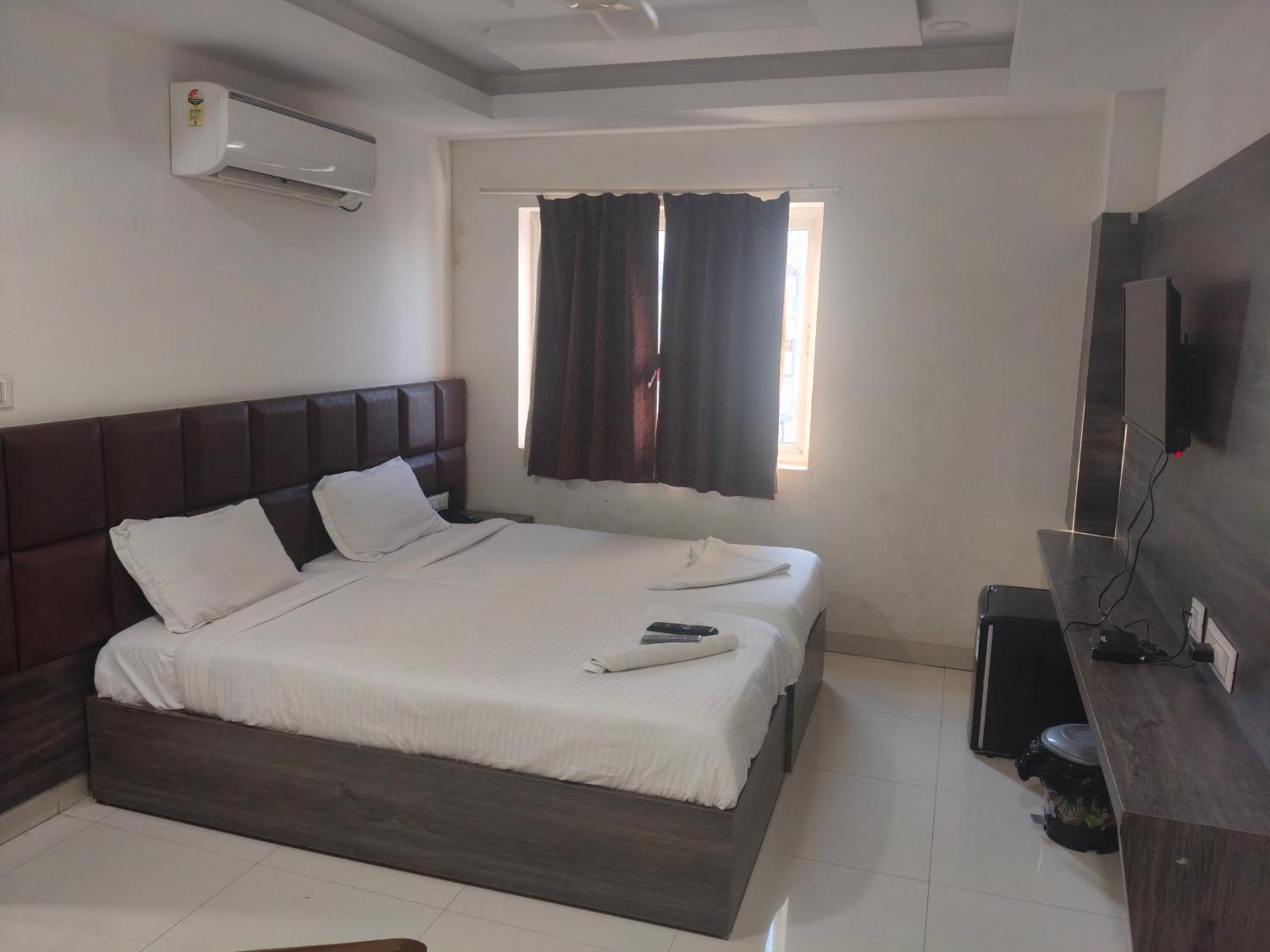 Vr Ashoka Grand Hotel 3*