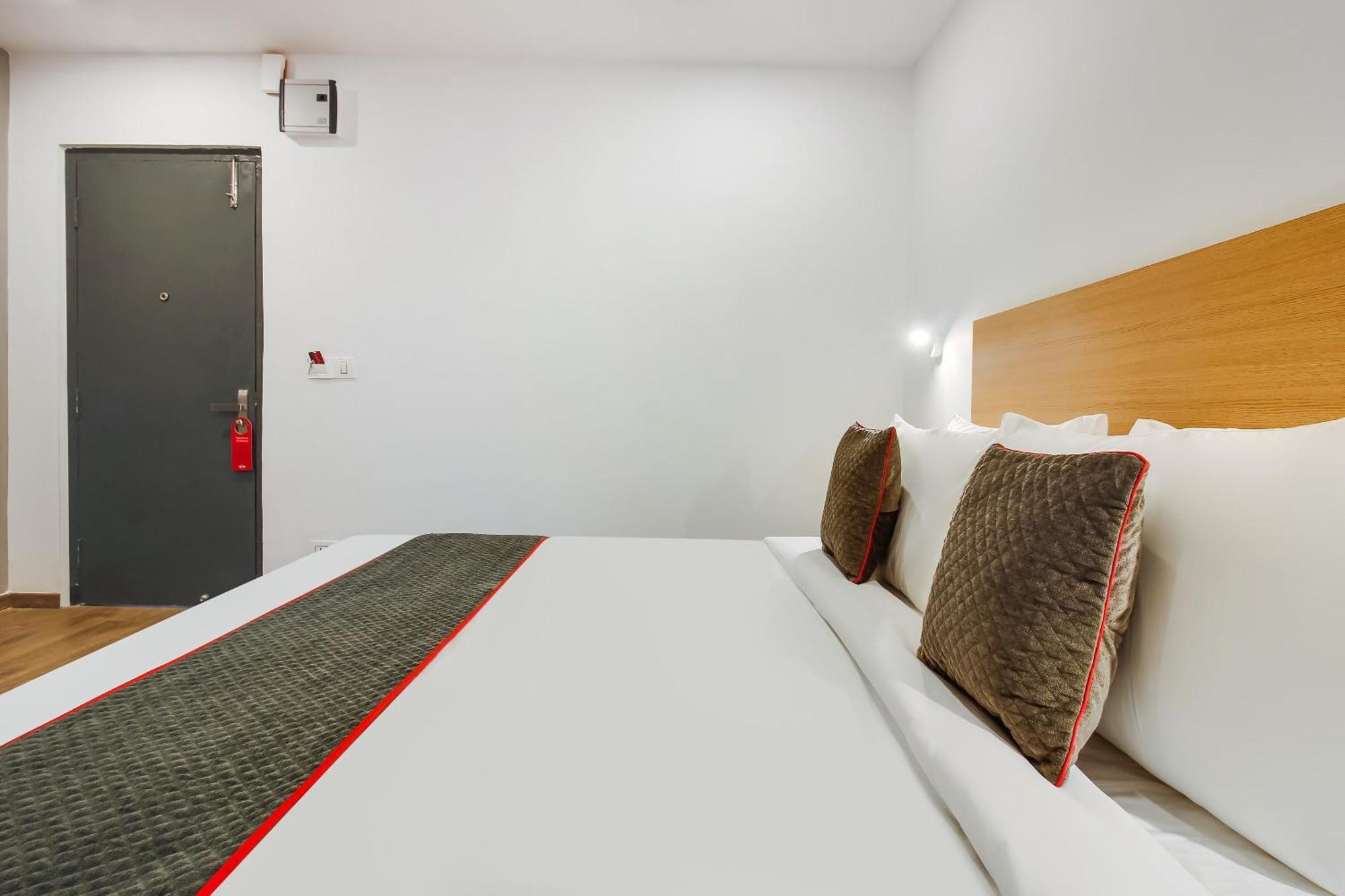 Super Townhouse The Cinco Near Esi Hospital Hyderabad