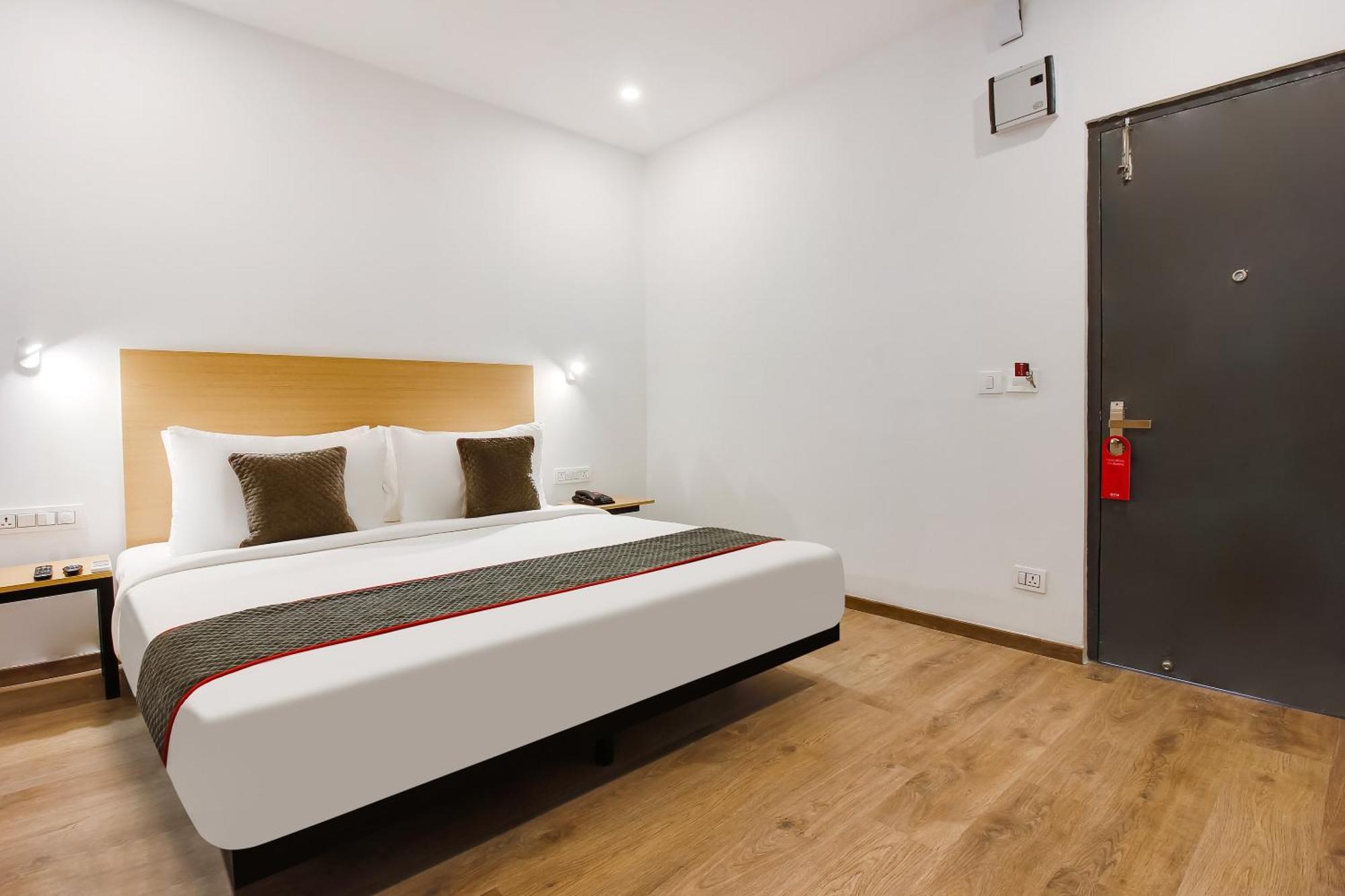Super Townhouse The Cinco Near Esi Hospital Hotel