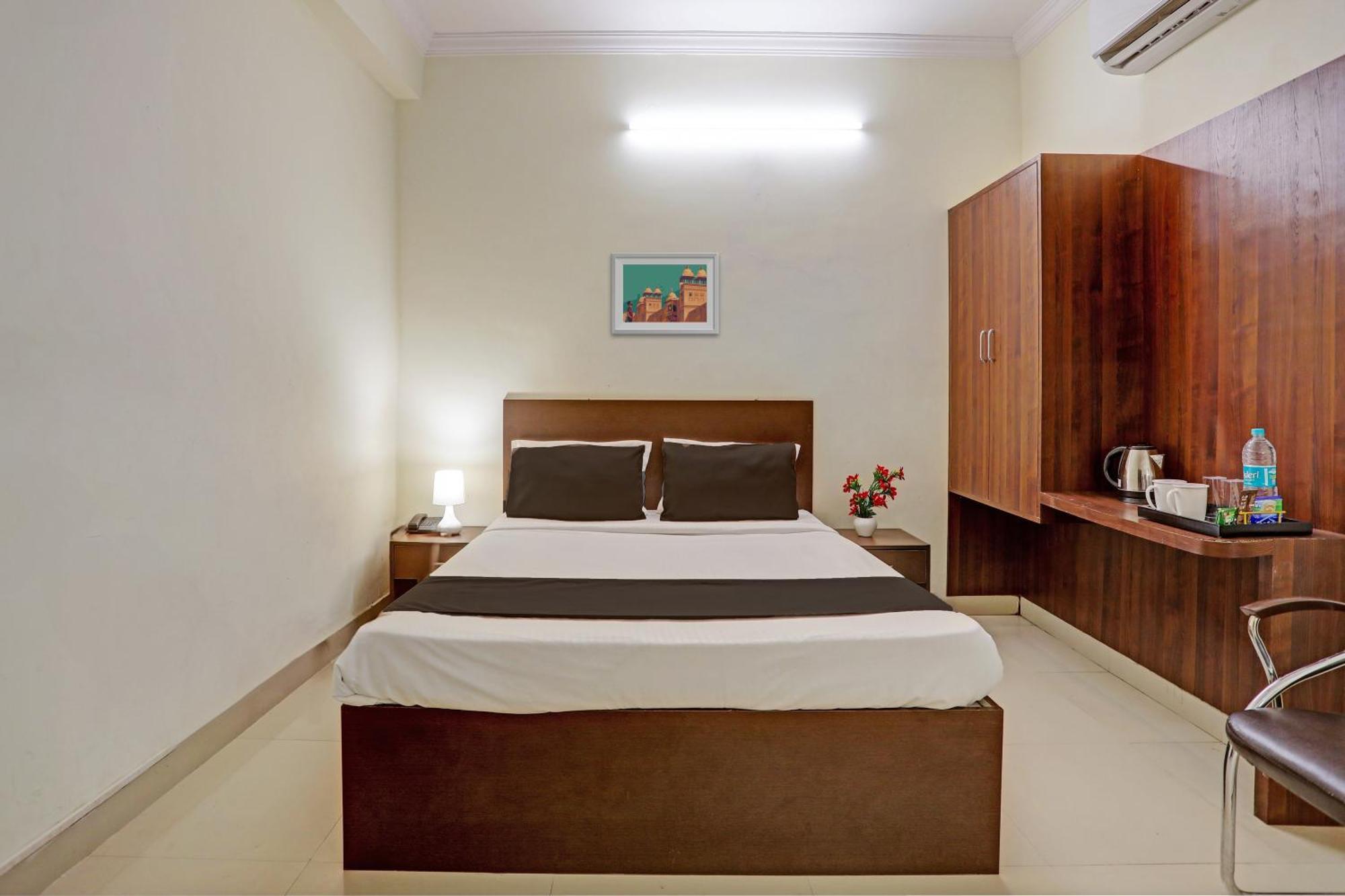 Hotel O Shiridi Residency Near Birla Mandir 4*