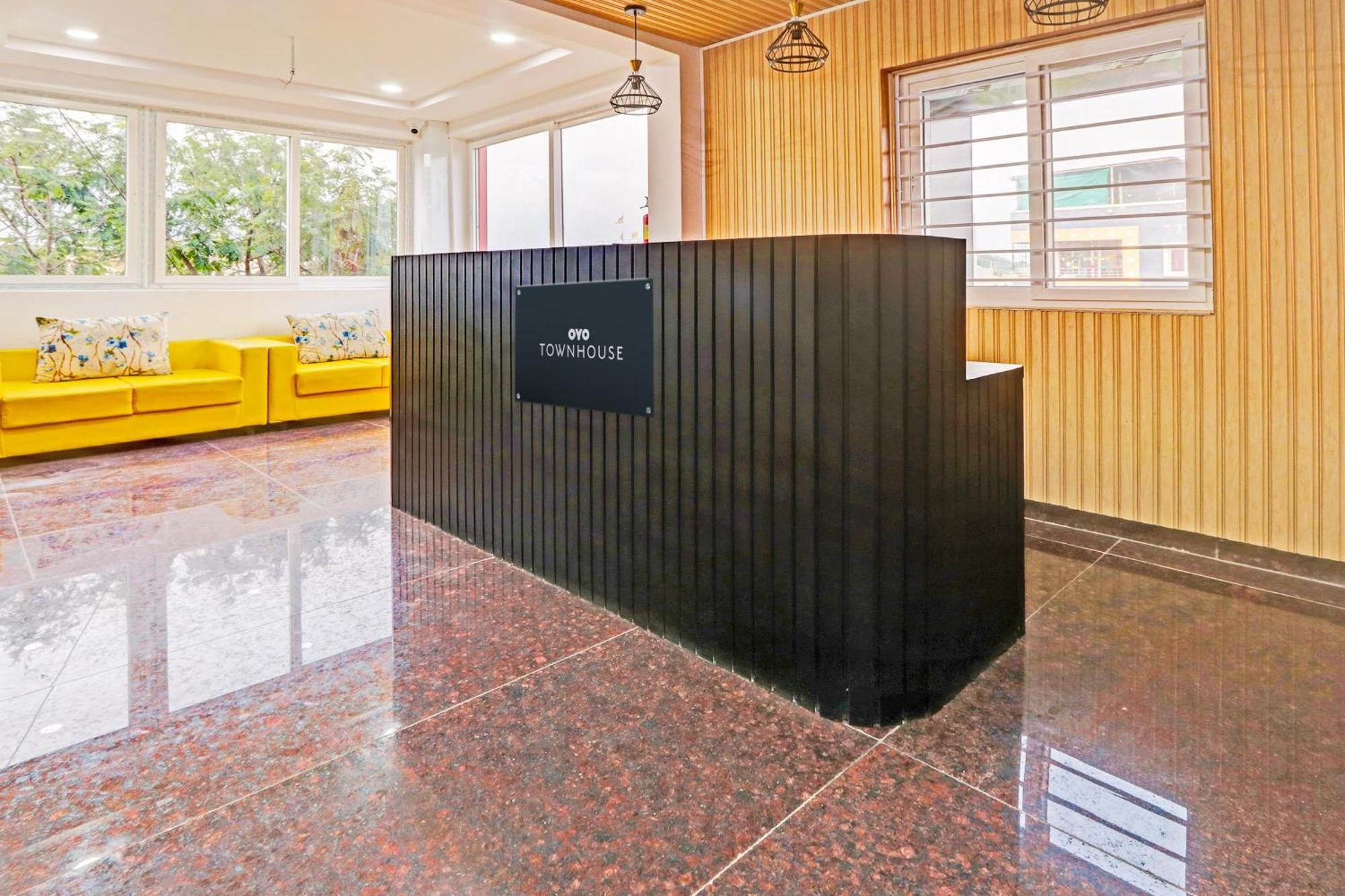 Super Townhouse Qualia Elite S R Nagar Hotel