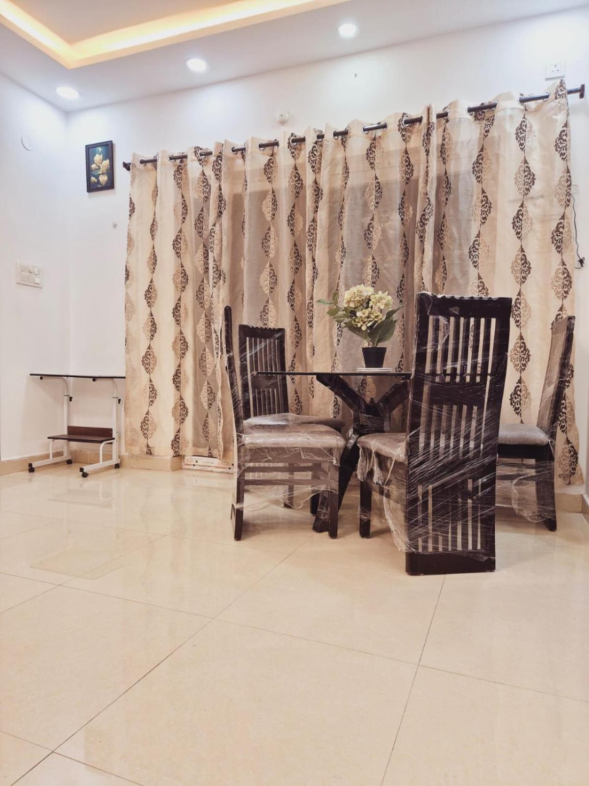 Awesome 3bhk With Balcony Apartamento