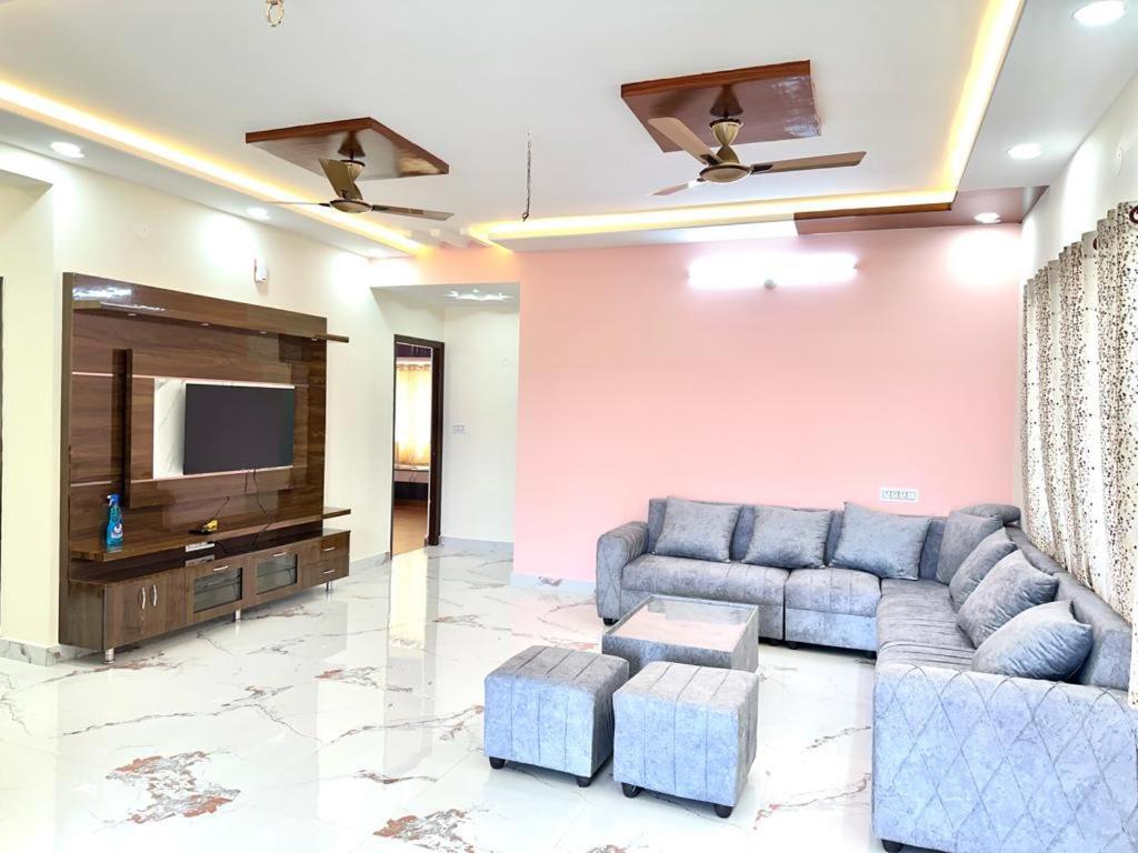 Servostay Kphb Phase 15 New Stunning 3 Bhk - 5th Floor With Private Parking Apartment *