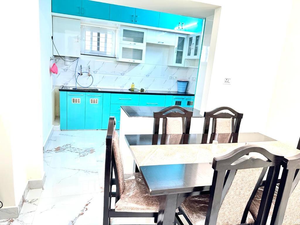 Servostay Kphb Phase 15 New Stunning 3 Bhk - 5th Floor With Private Parking *