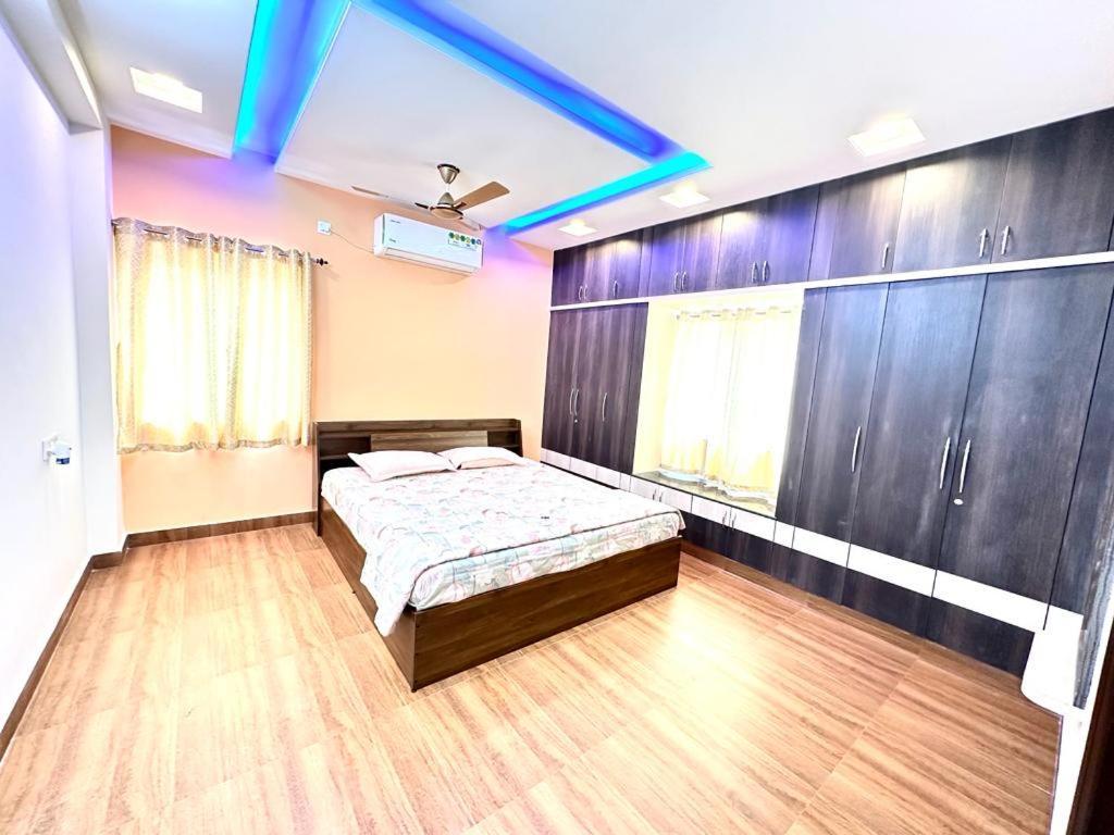 Servostay Kphb Phase 15 New Stunning 3 Bhk - 5th Floor With Private Parking Apartment *