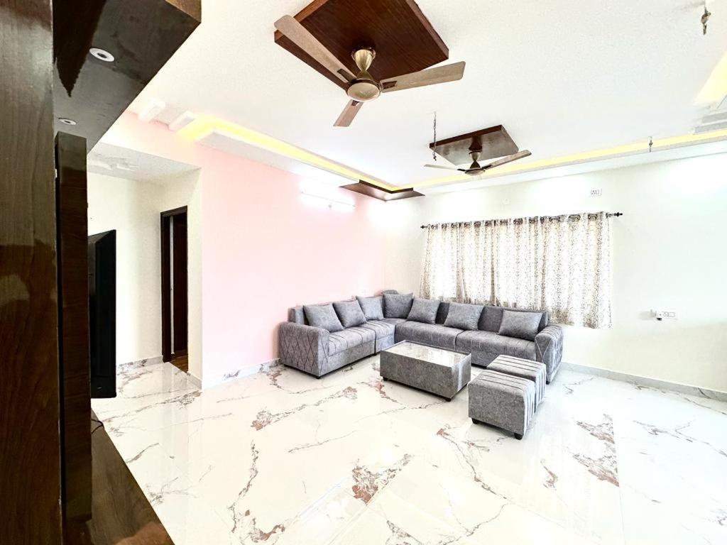Apartment Servostay Kphb Phase 15 New Stunning 3 Bhk - 5th Floor With Private Parking *
