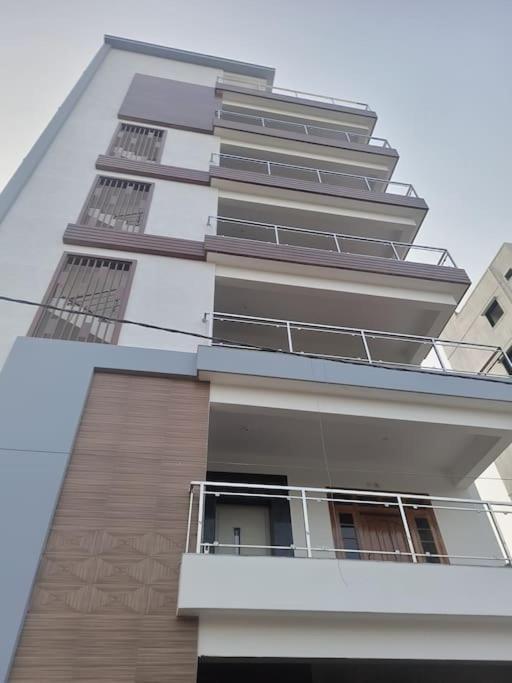 Servostay Kphb Phase 15 New Stunning 3 Bhk - 5th Floor With Private Parking Apartment