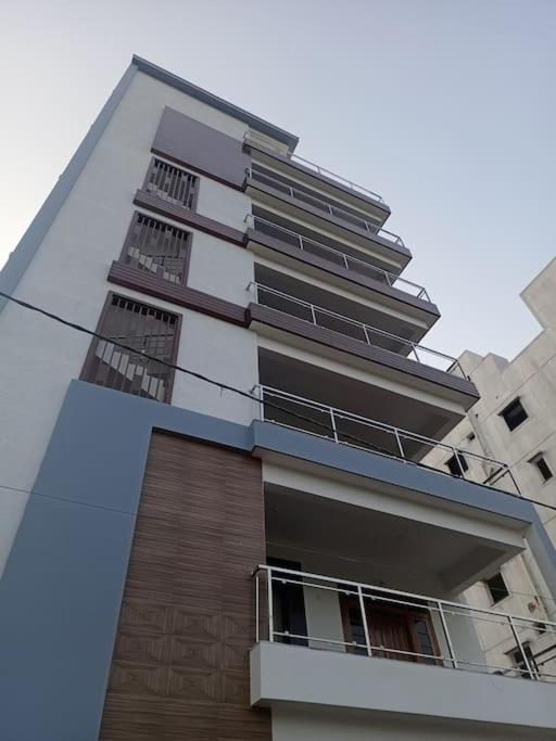 Servostay Kphb Phase 15 New Stunning 3 Bhk - 5th Floor With Private Parking Apartment *