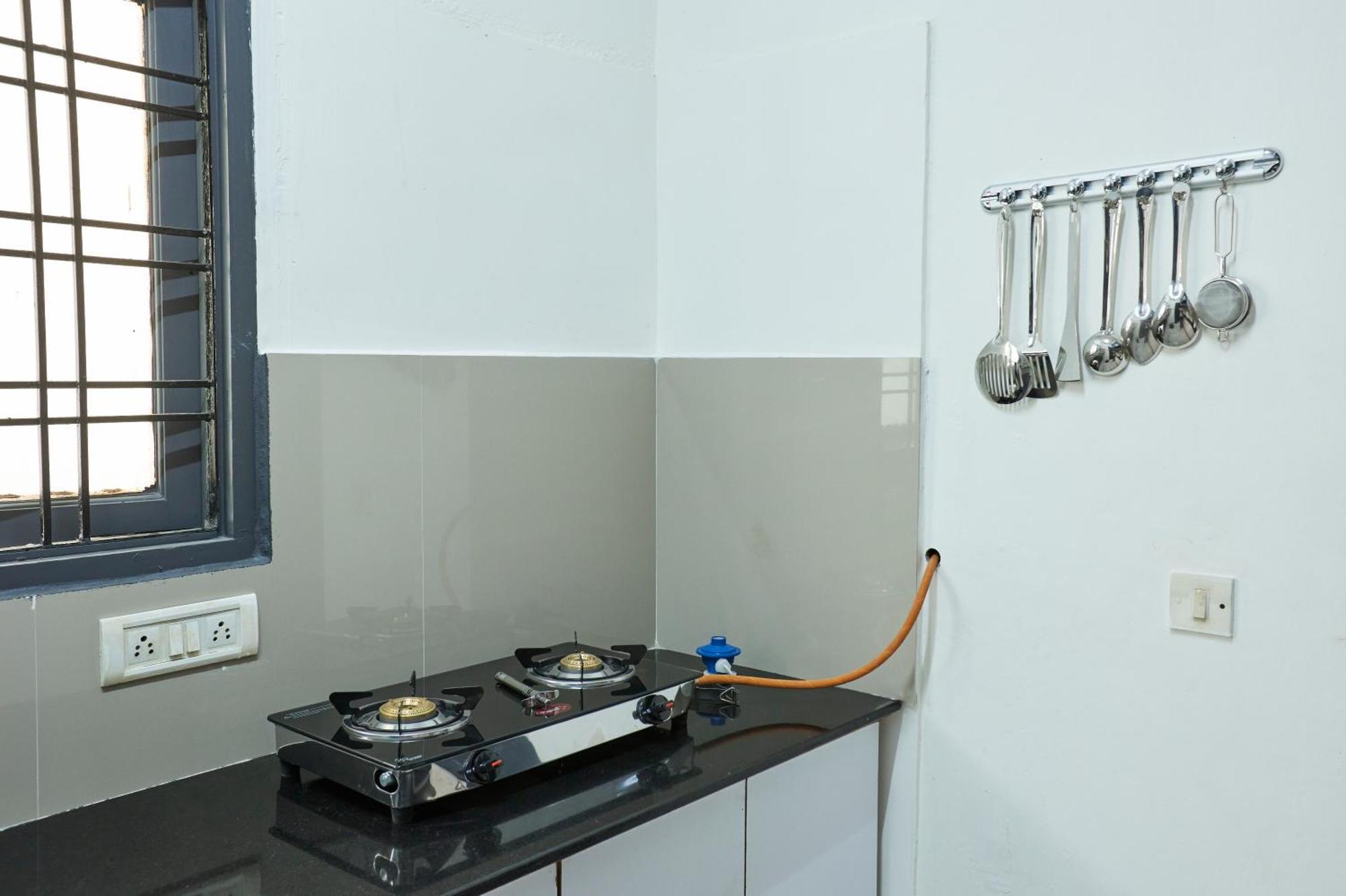 Stylish 1.5 Bhk A/c At Banjarahills Near Carehospitals Apartment