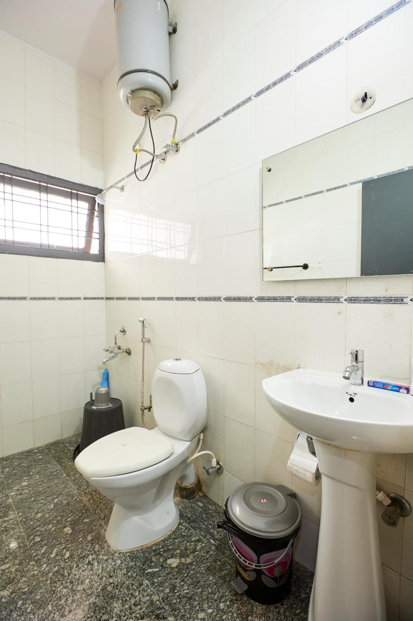 Stylish 1.5 Bhk A/c At Banjarahills Near Carehospitals * Hyderabad