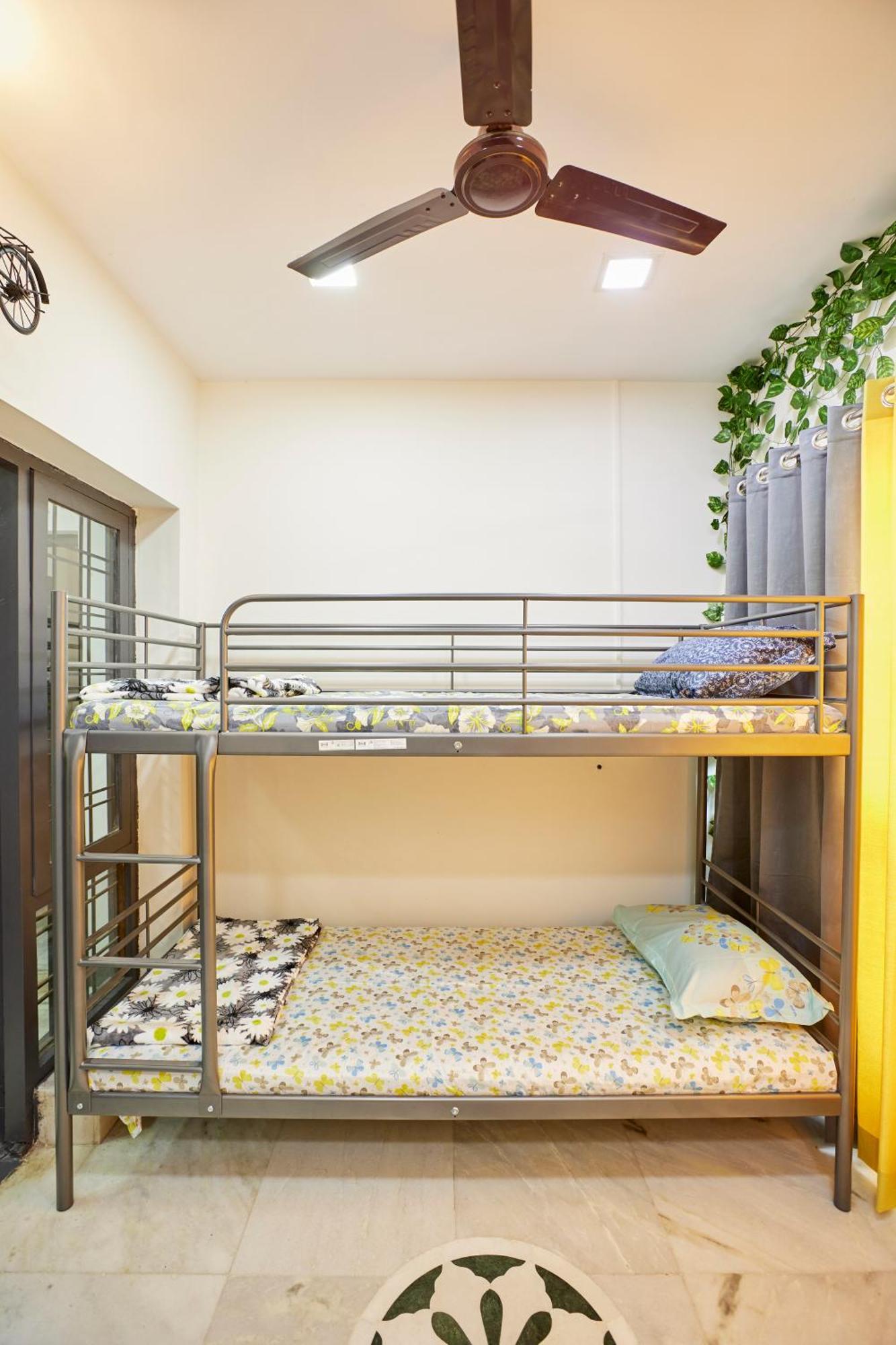 Stylish 1.5 Bhk A/c At Banjarahills Near Carehospitals Apartment