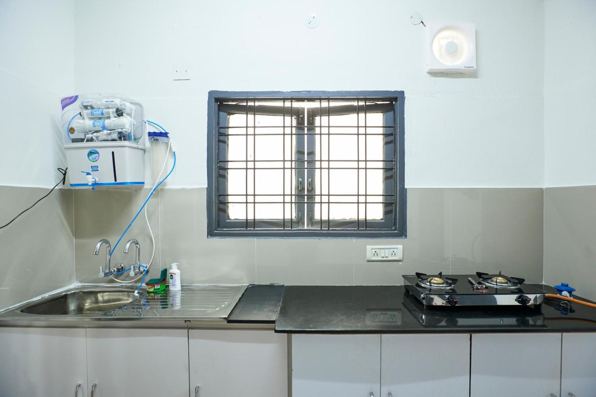 Stylish 1.5 Bhk A/c At Banjarahills Near Carehospitals Apartment *
