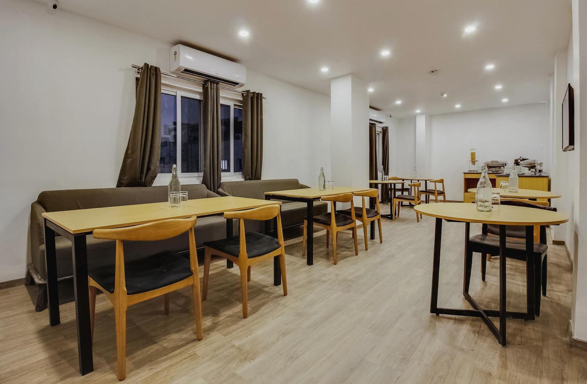Super Townhouse 359 Begumpet Near 4*