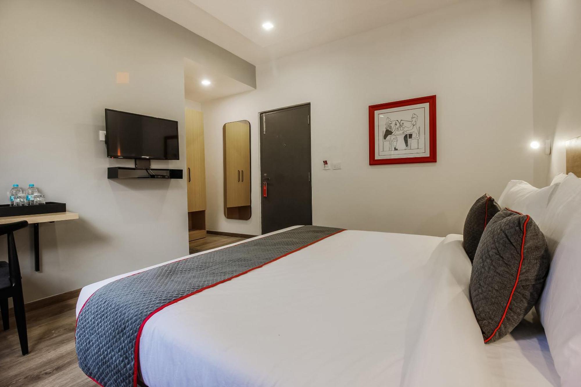 Super Townhouse 359 Begumpet Near 4*